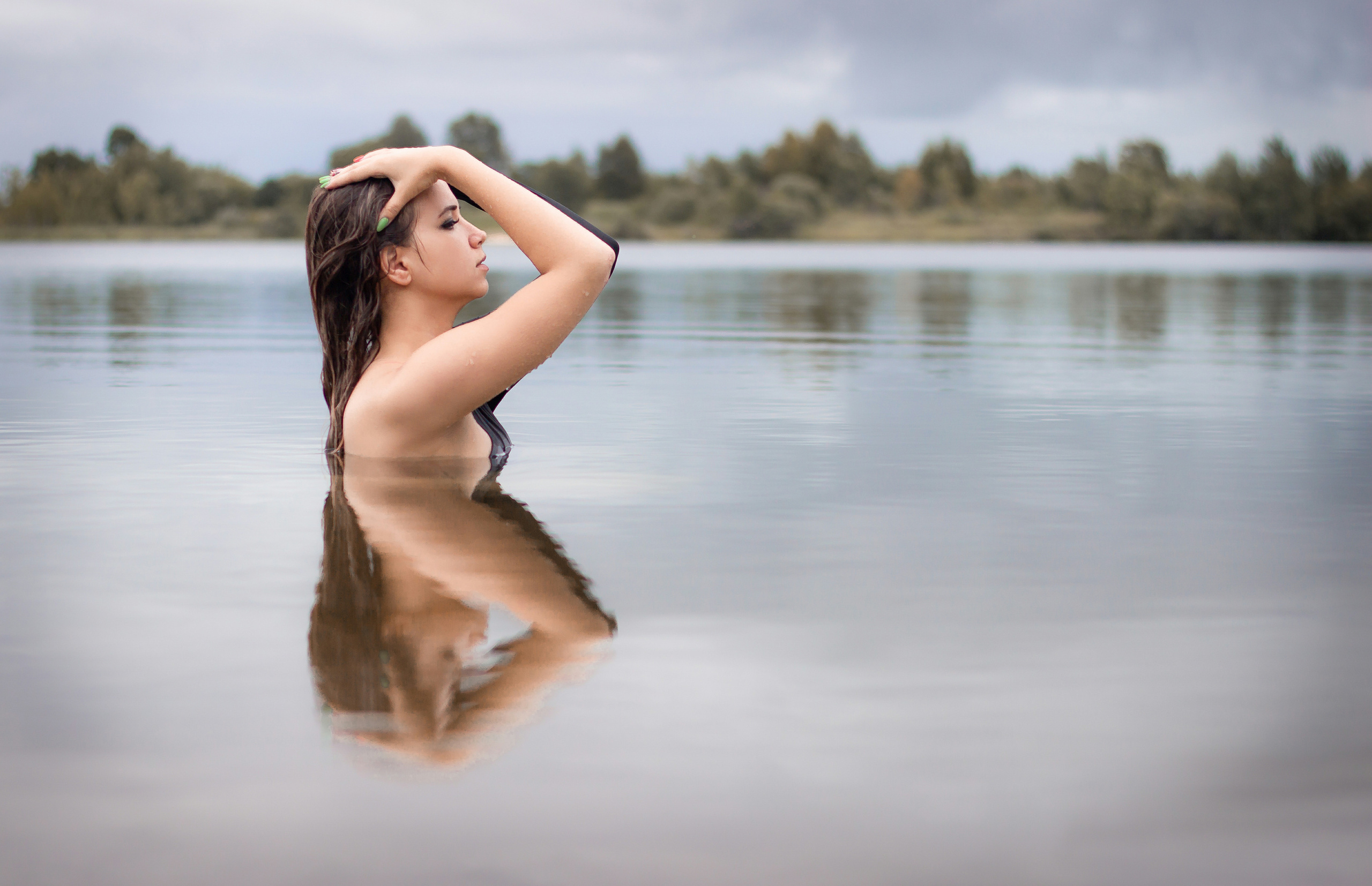 Девушка в чёрном танцевальном боди в воде. Фотосессия Спасск-ДАльний