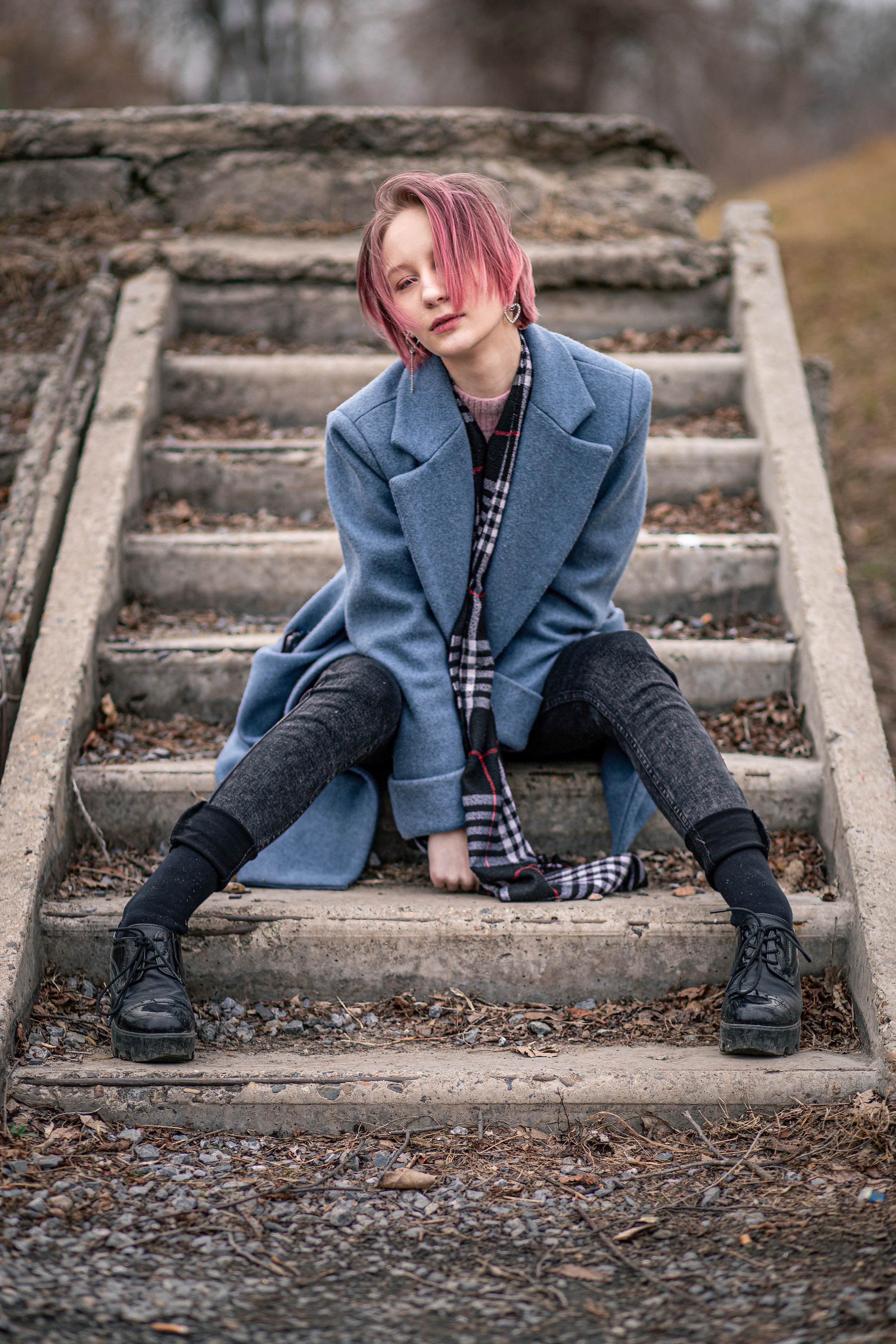 Девушка на лестнице, фотопрогулка недорого