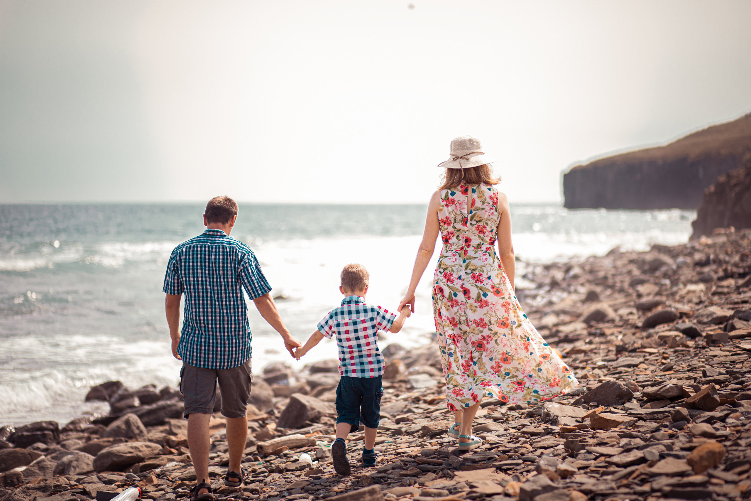 Семья гуляет по побережью остраву Русский держась за руки семейная фотосессия во Владивостоке
