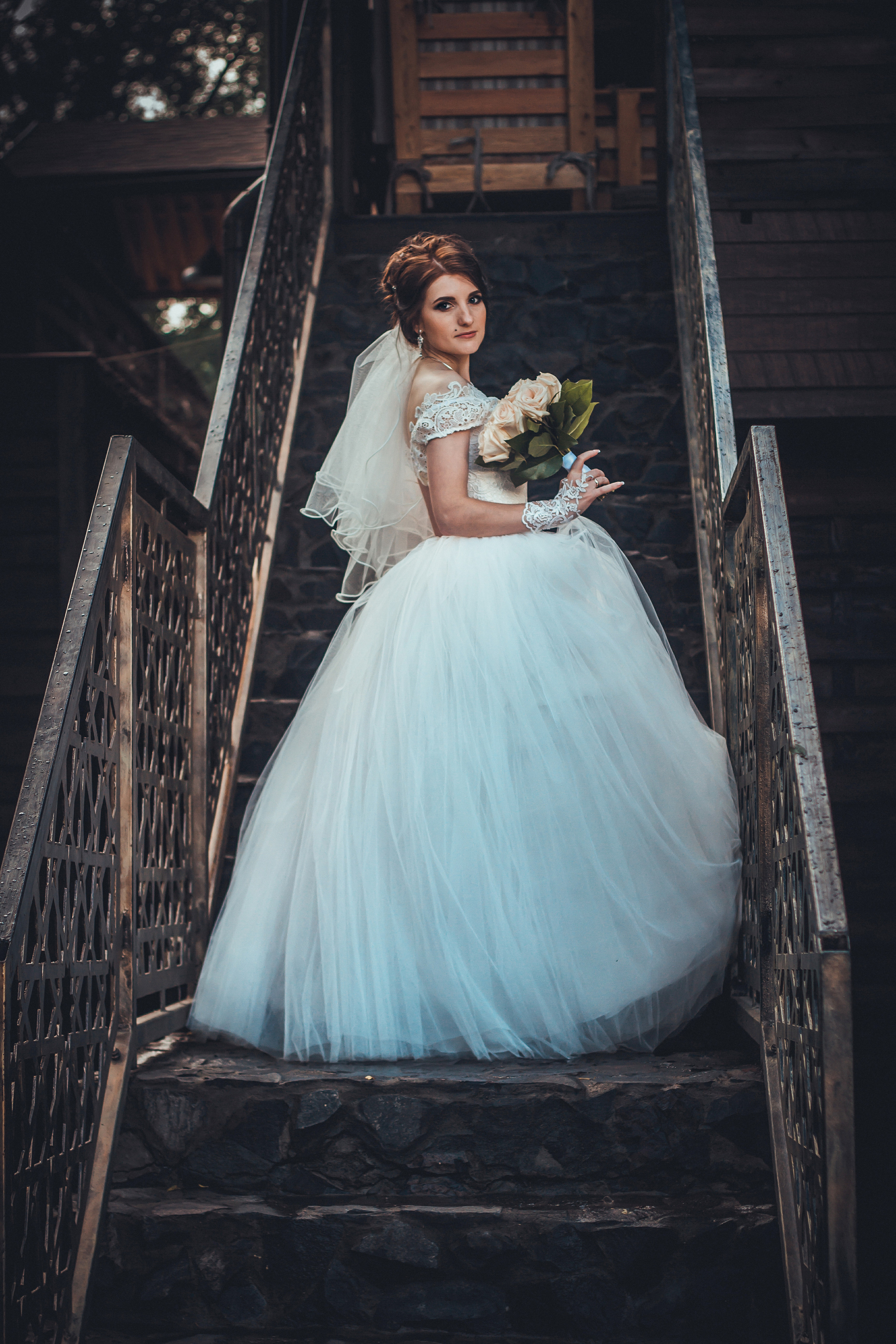 Невеста поднимается по лестнице в чайхана Харибу Уссурийск