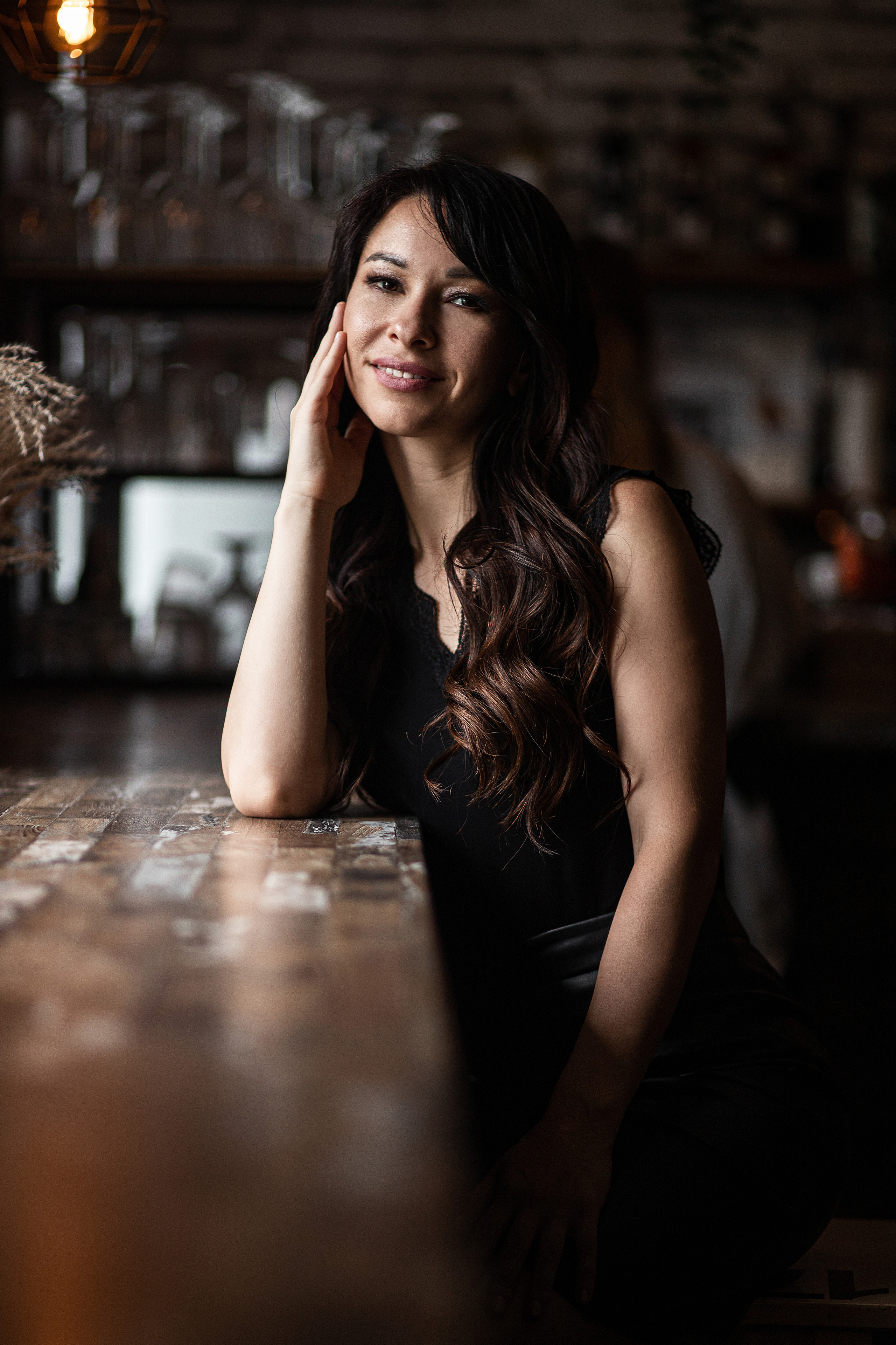 Девушка в чёрном платье. Бизнес фотосессия во Владивостоке