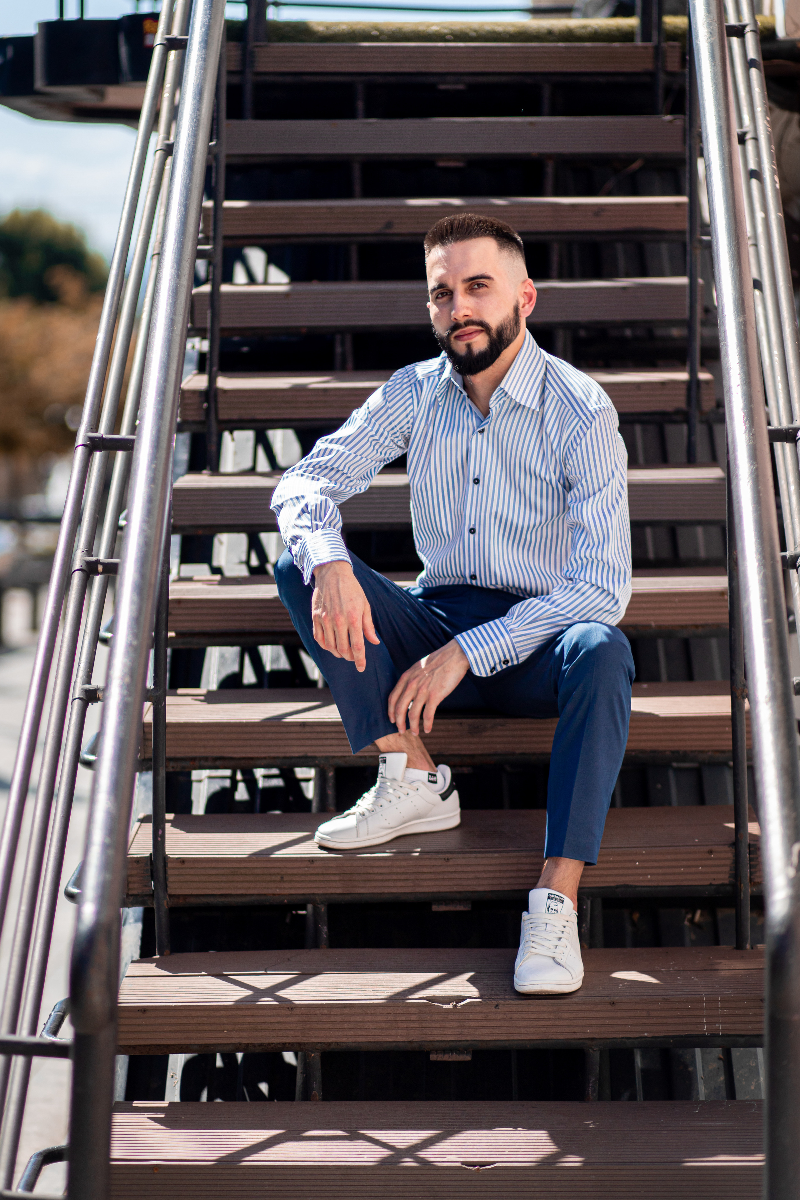 Мужчина сидит на лестнице на арбате во владивостоке  мужчина с бородой бизнес фотография