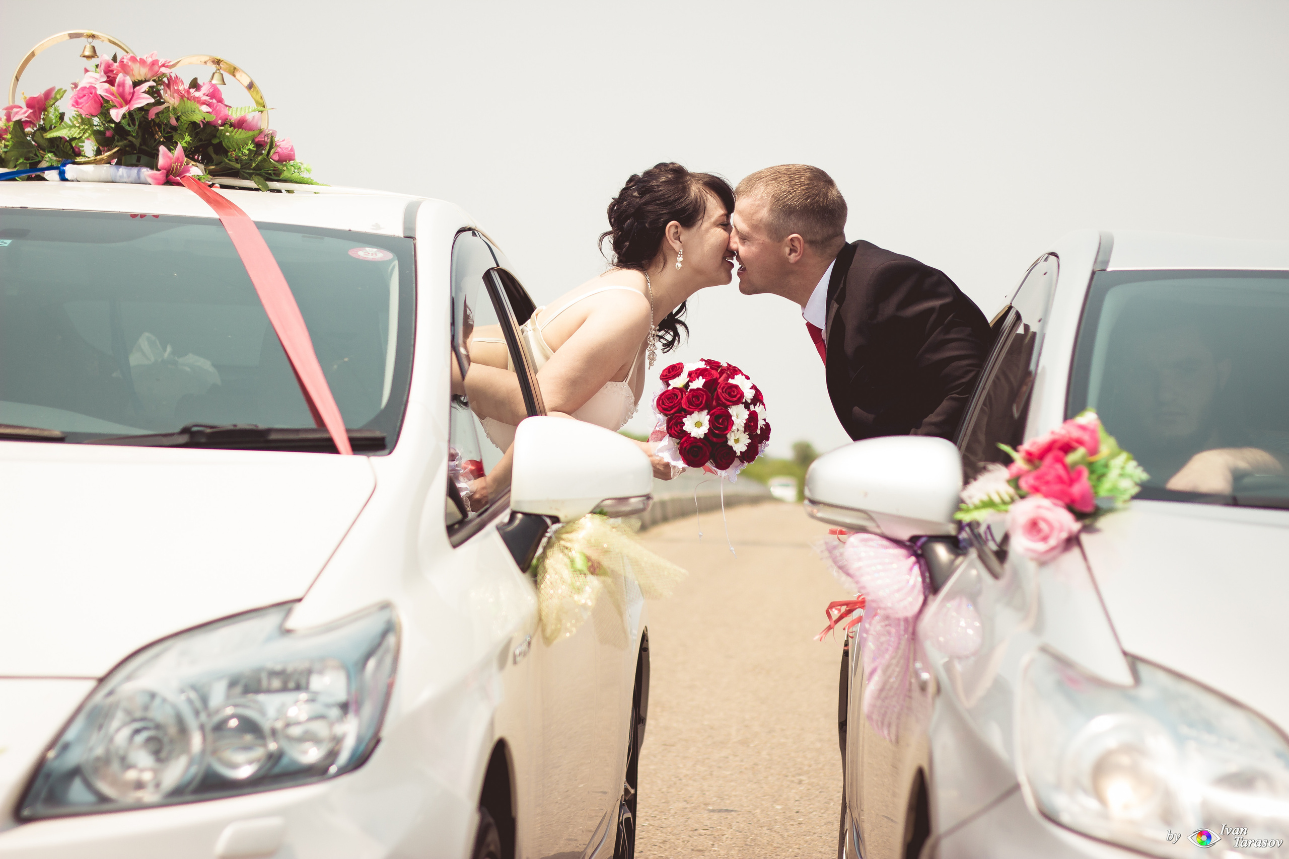 Молодые целуются из машин фотограф Иван Тарасов