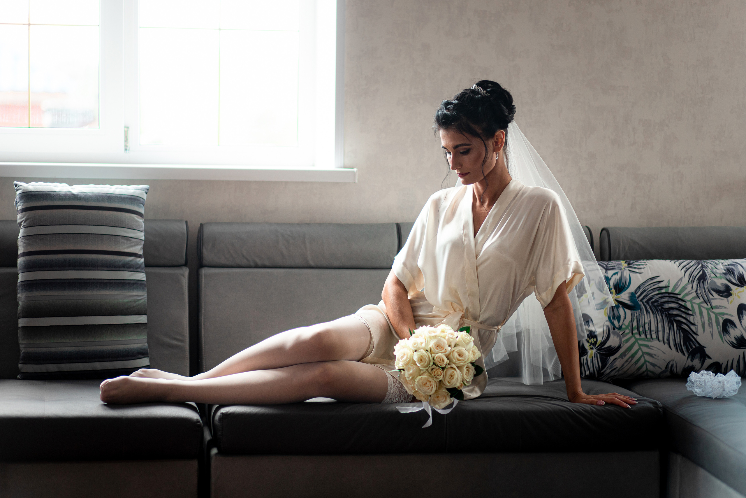 Невеста в лёгком халате сборы невесты Владивосток свадебная фотосессия