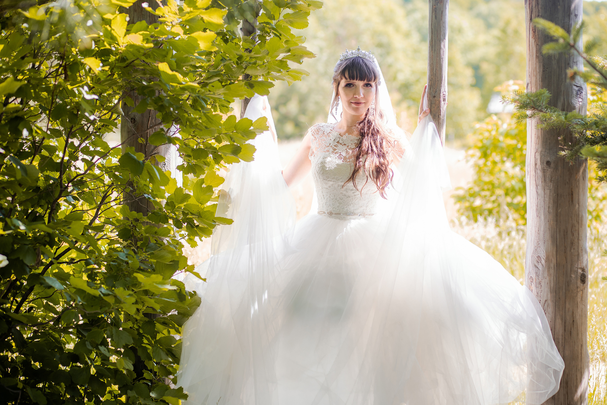 Невеста на деревянных качелях свадебная фотография Ивана Тарасова