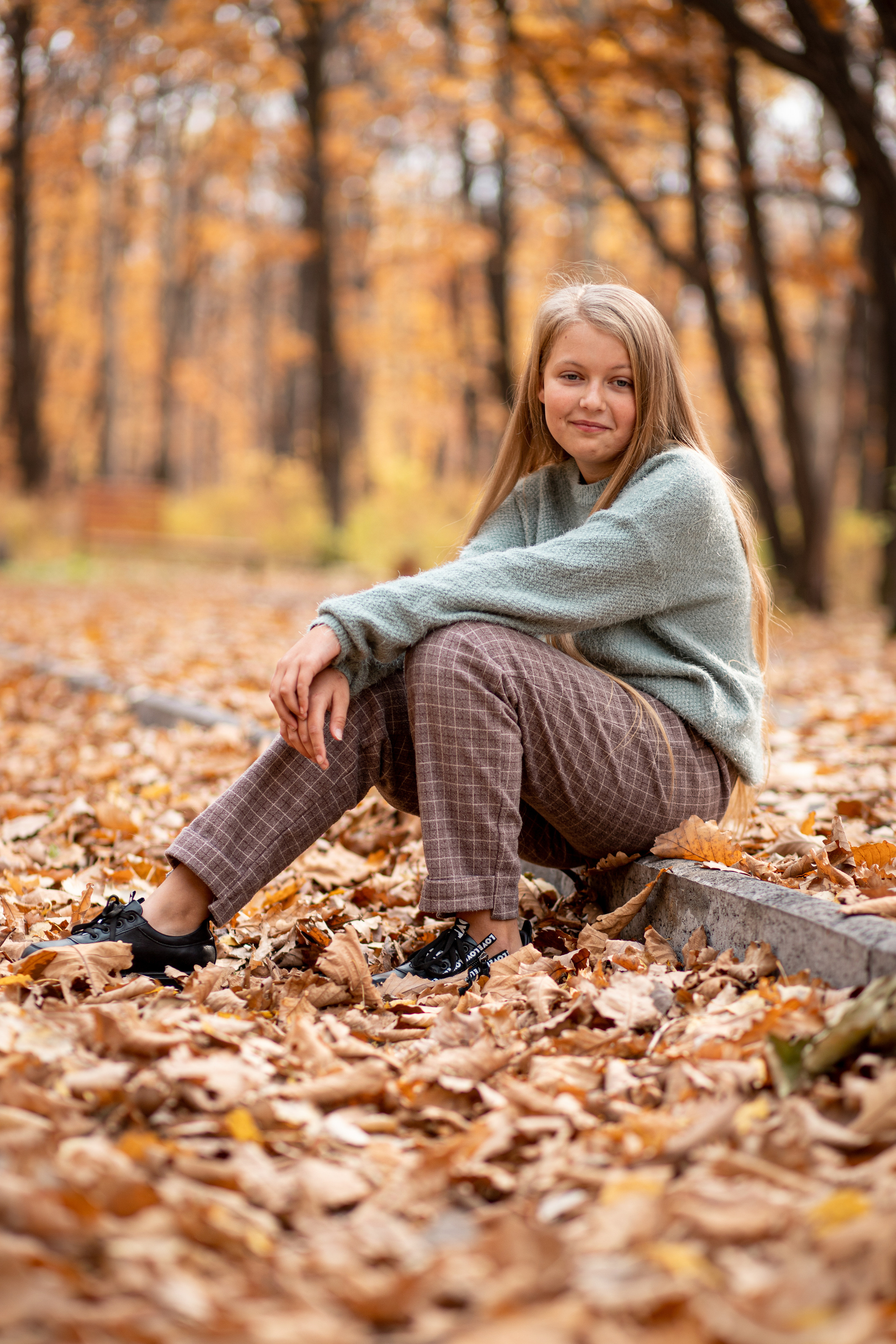 Девочка сидит на бордюре на поребрике во Владивостоке детская фотосессия