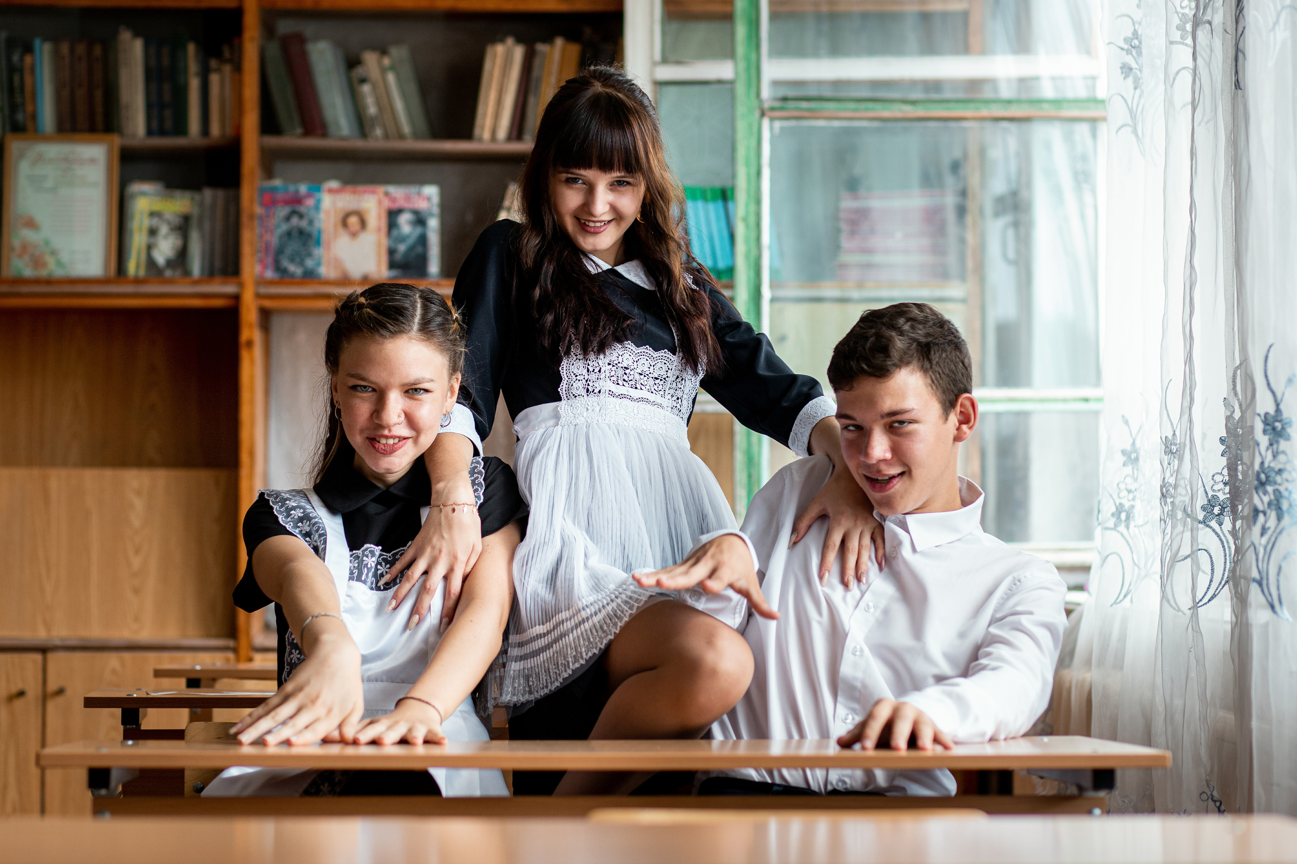 Школьная фотография в классе за партой в Спасске-Дальнем