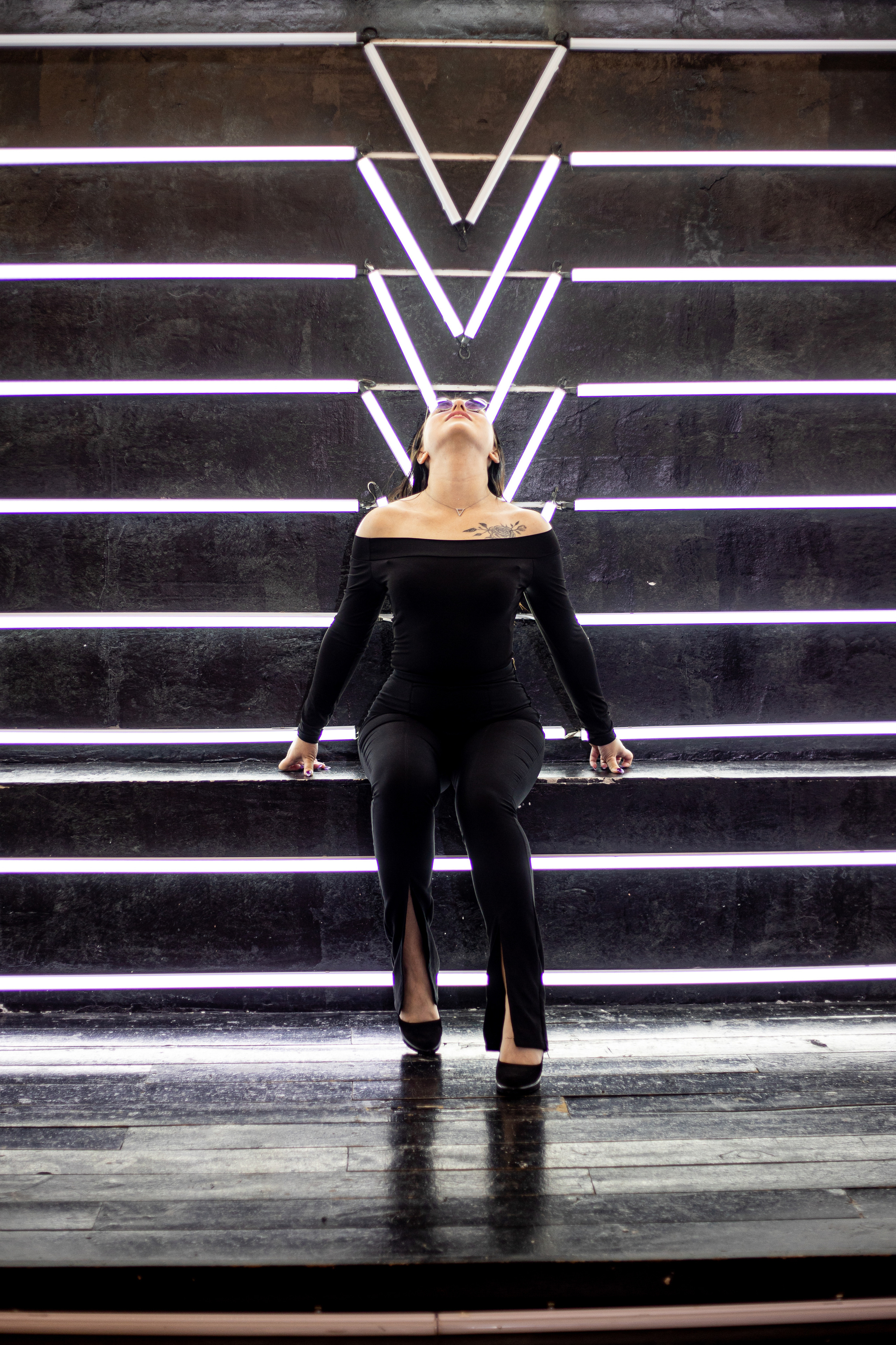 Девушка на фоне световых ламп в фотостудии во Владивостоке