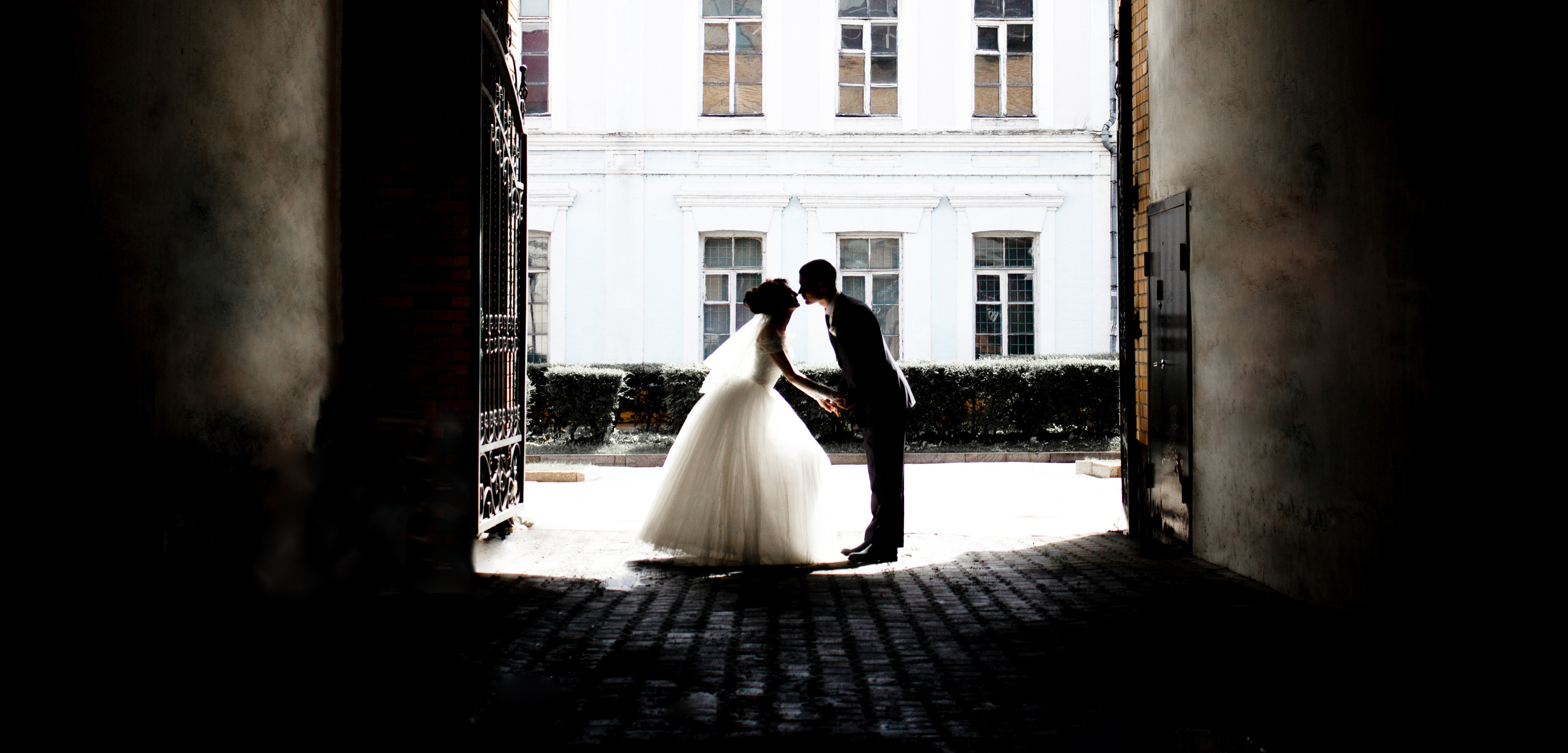 Молодая пара целуется в подворотне. Свадебная фотосессия Уссурийск