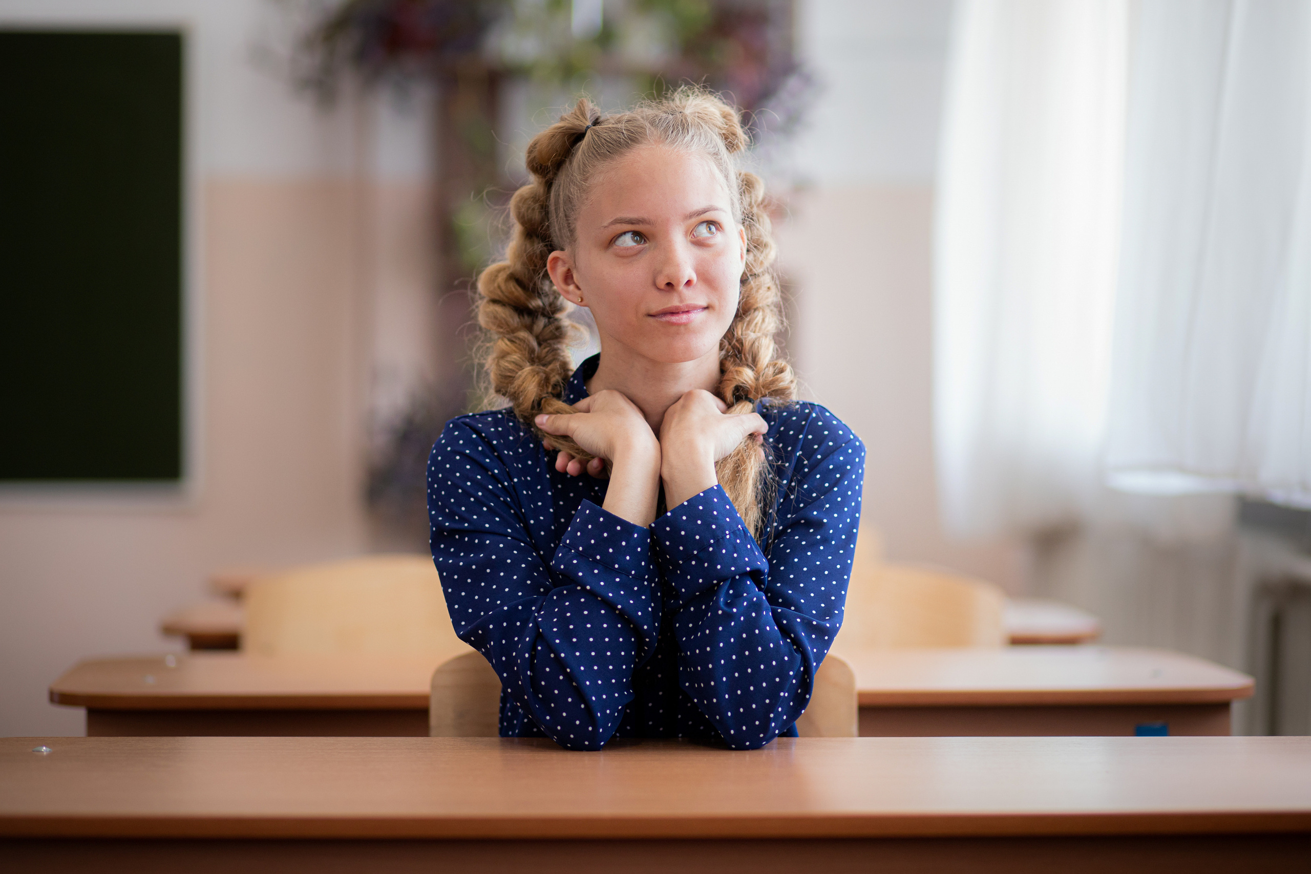 Школьная фотография за партой в классе. Фотосессия в Уссурийске