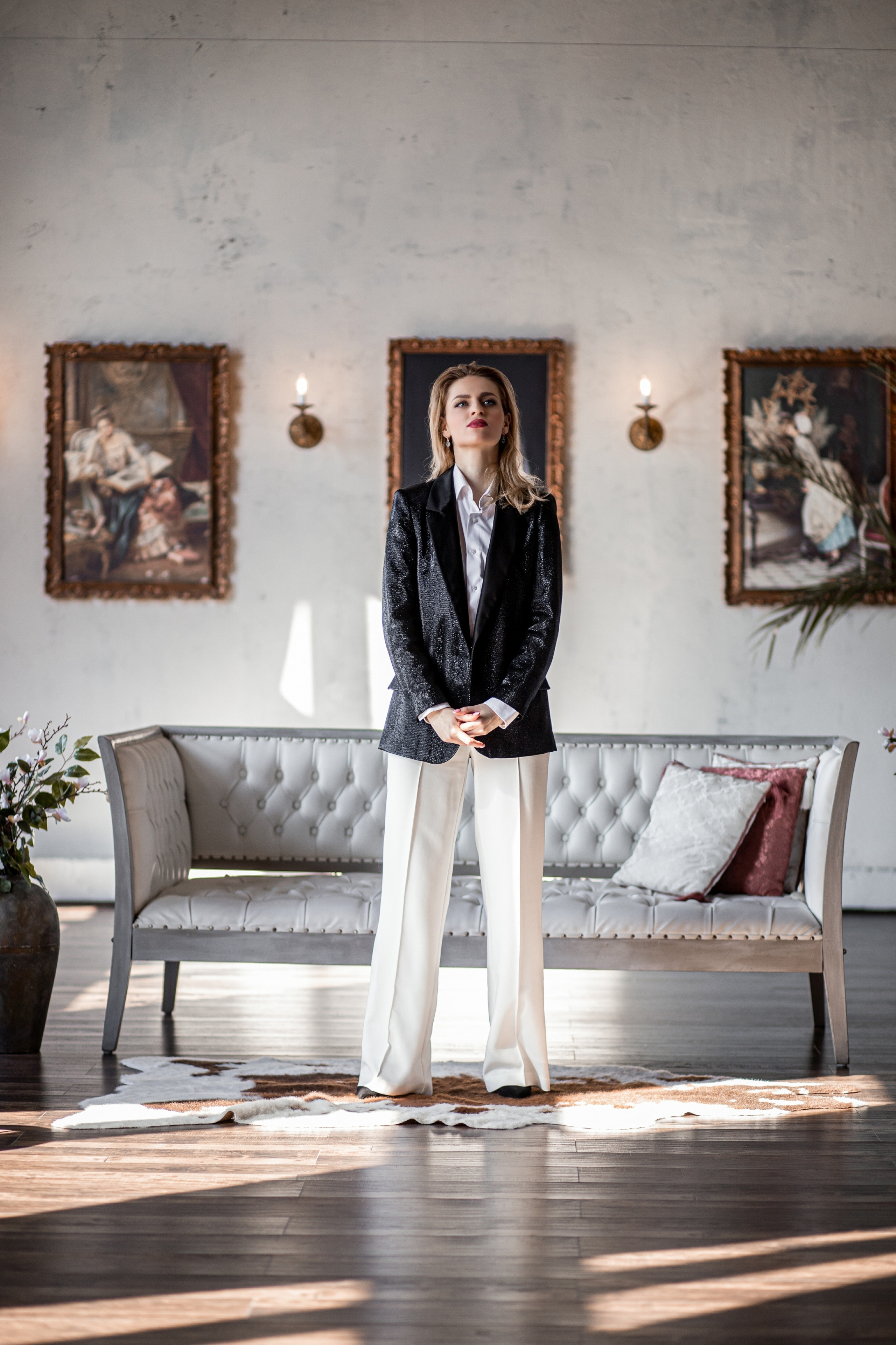 Девушка думает как позировать в фотостудии. Фотосессия во Владивостоке