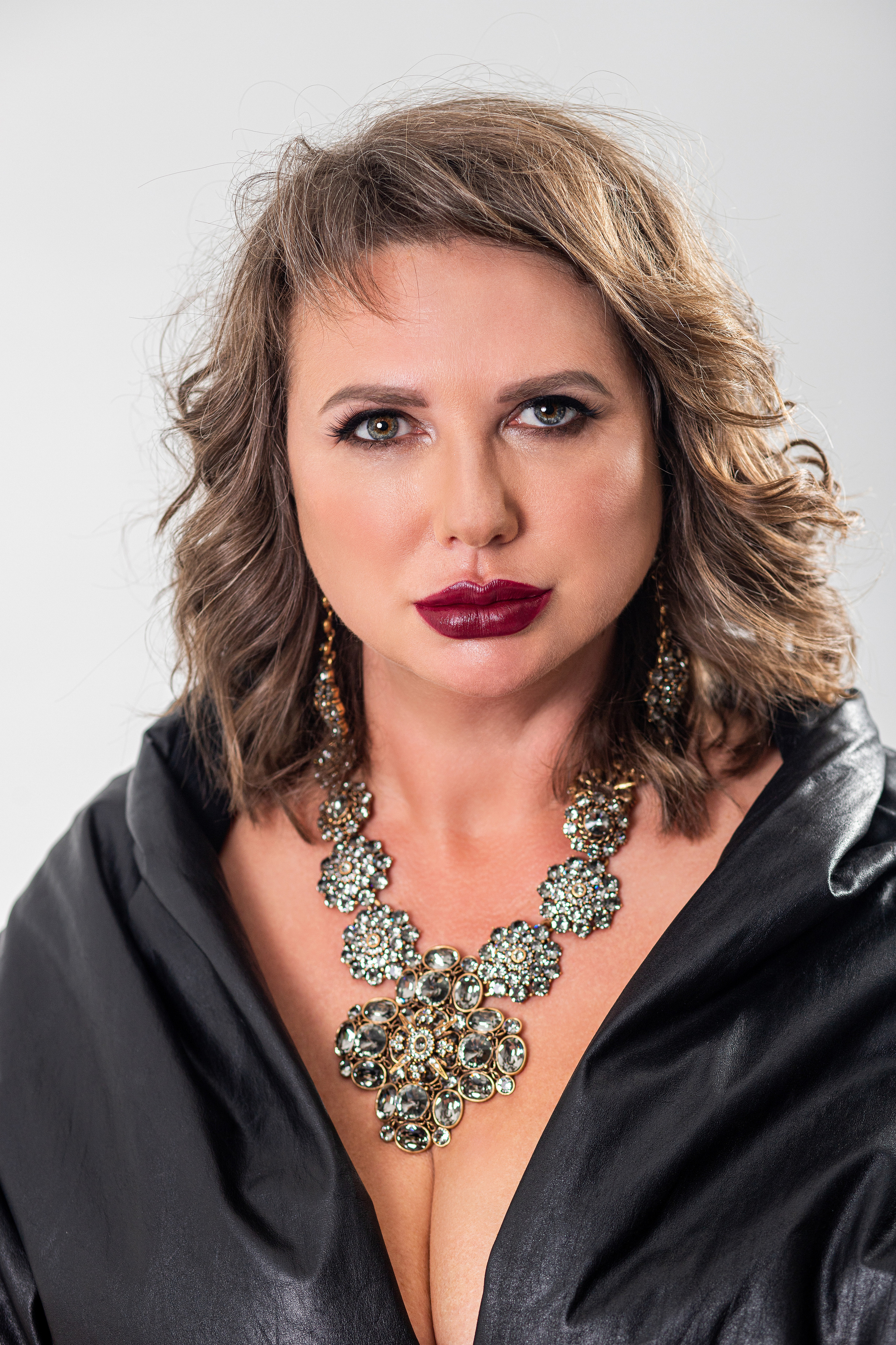 Женщина с кожаным шарфом на фотосессии у фотограф Ивана Тарасова