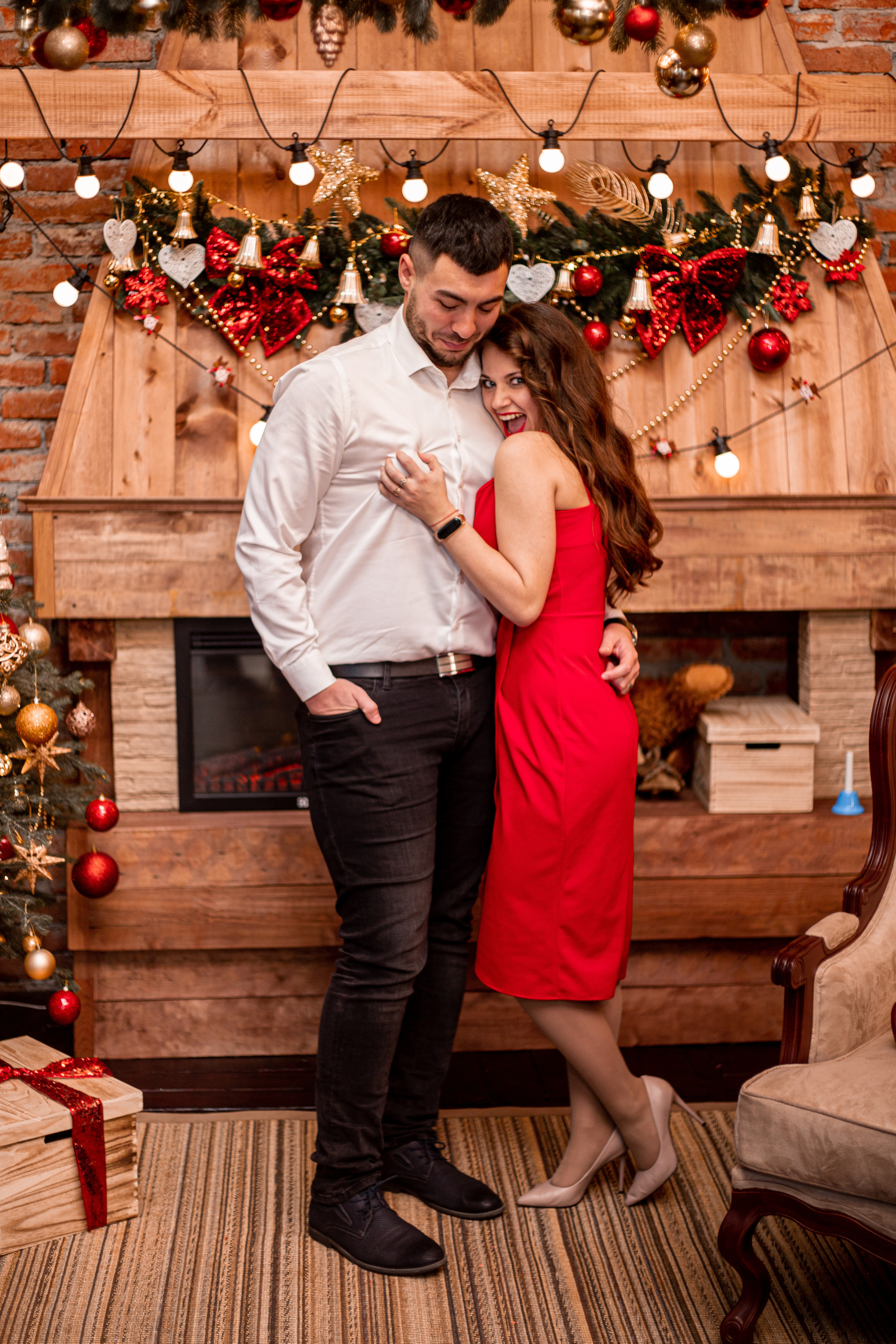 Весёлая пара дурачатся в фотостудии DF девушка взяла за грудь парня и смеётся в Уссурийске