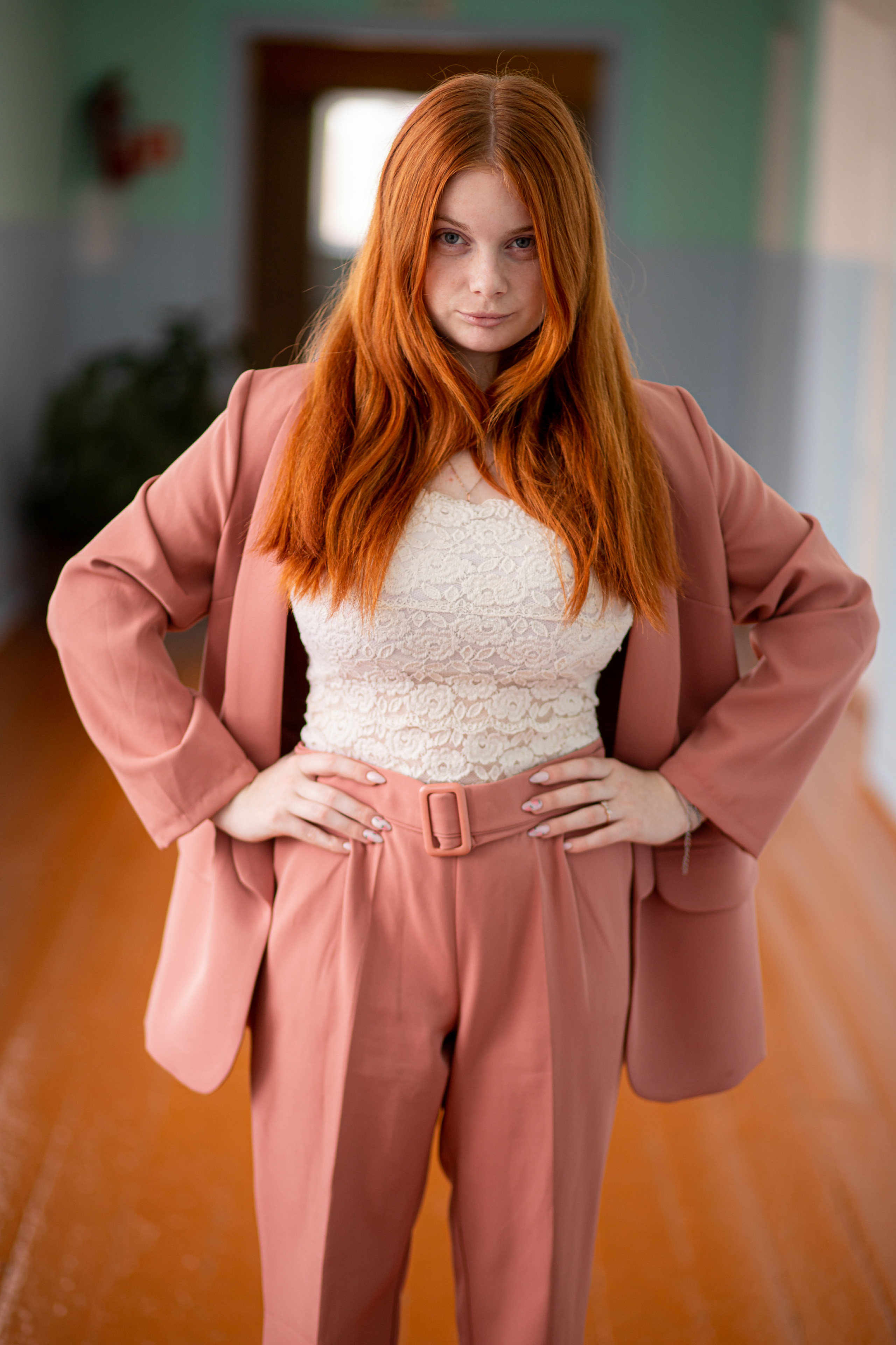 Школьная фотография рыжая бестия в коридоре. Спасск-Дальний