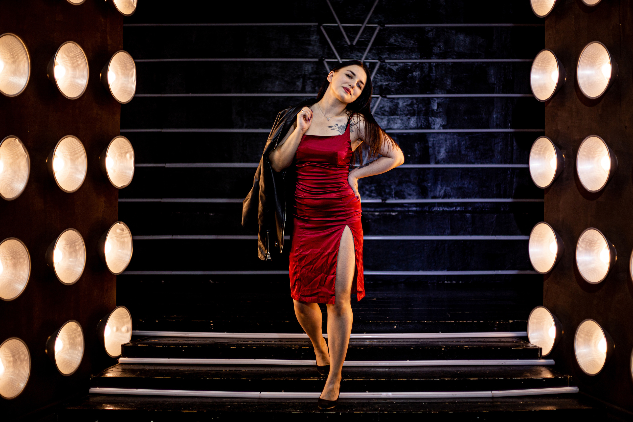 Женственная девушка в красном платье, в фотостудии Photozone Владивосток