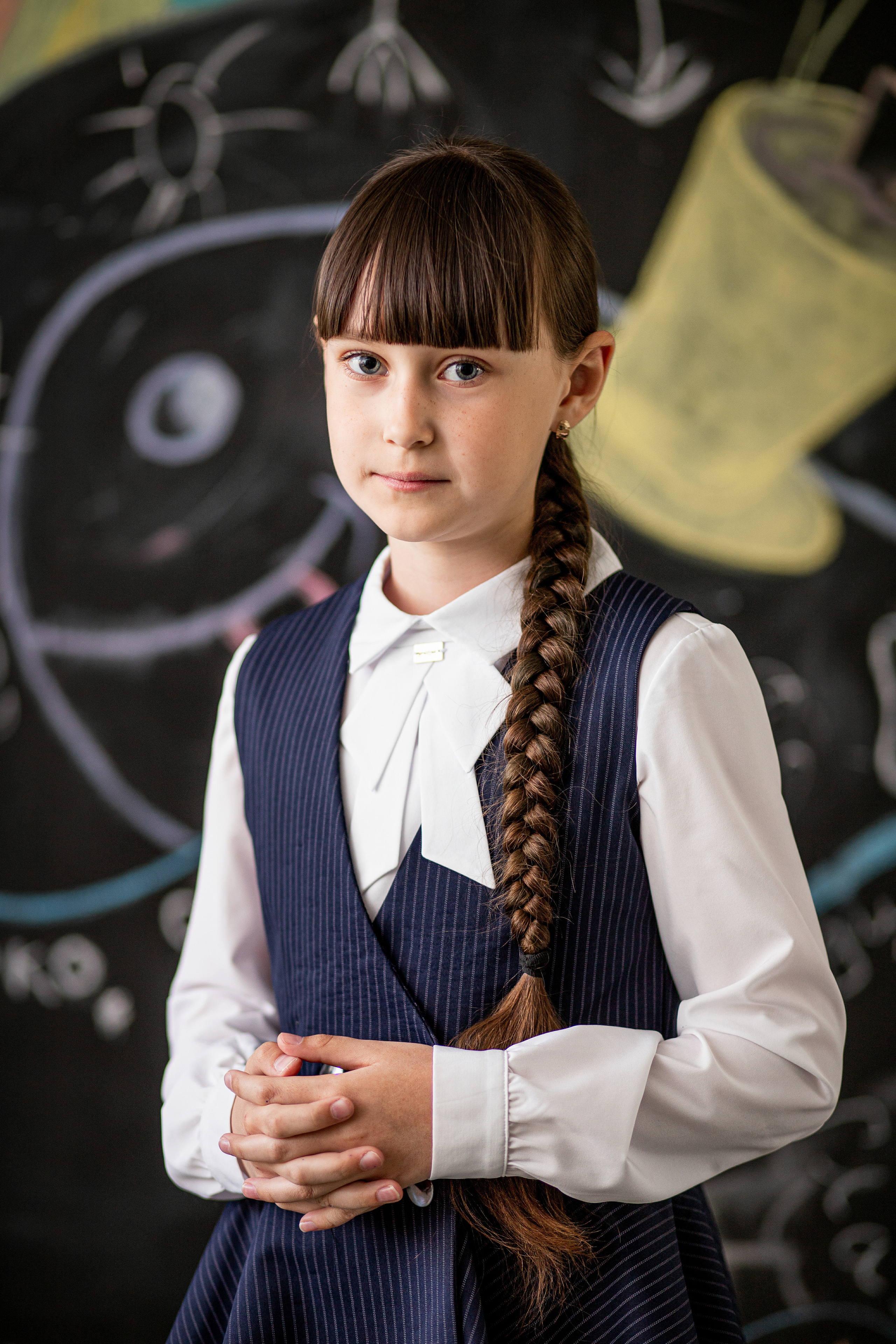 Школьная фотография отличница на фоне доски. Школьный фотограф Владивосток