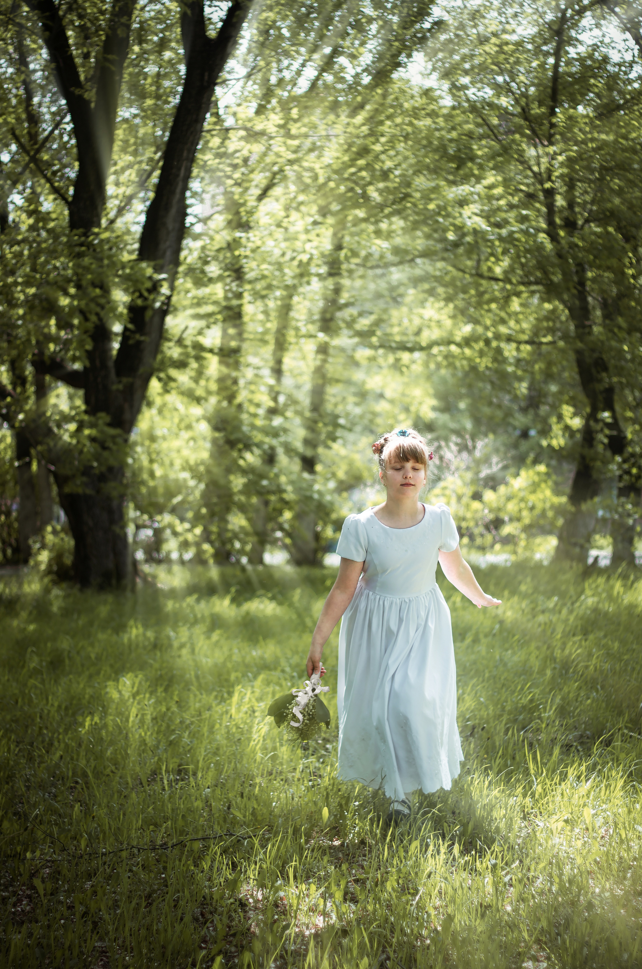 Нежная девочка бежит по лесу. Детский фотограф Владивосток