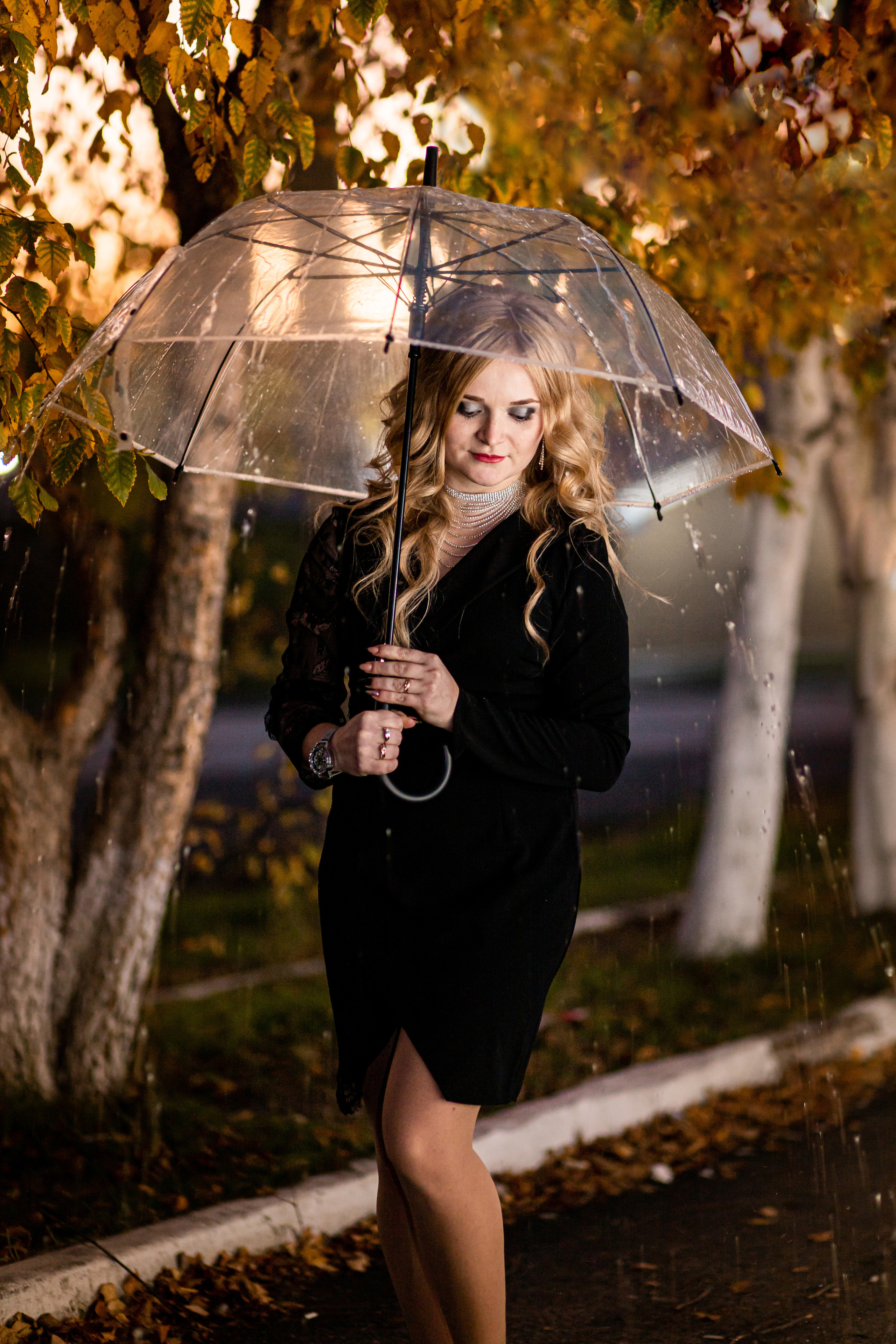 Нежная девушка в чёрном платье. Фотограф Иван Тарасов