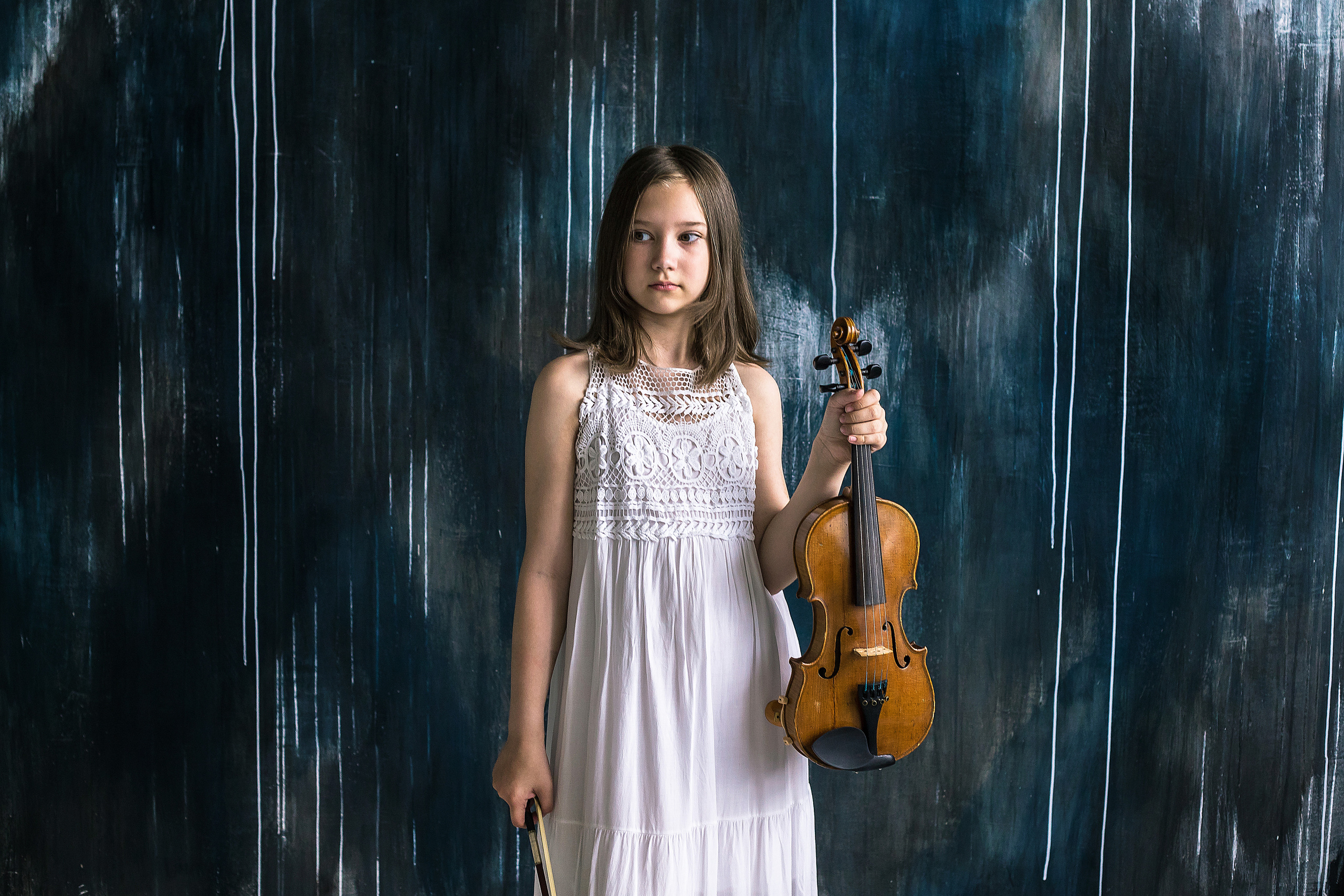 Девочка со скрипкой в руке, фотограф Иван Тарасов
