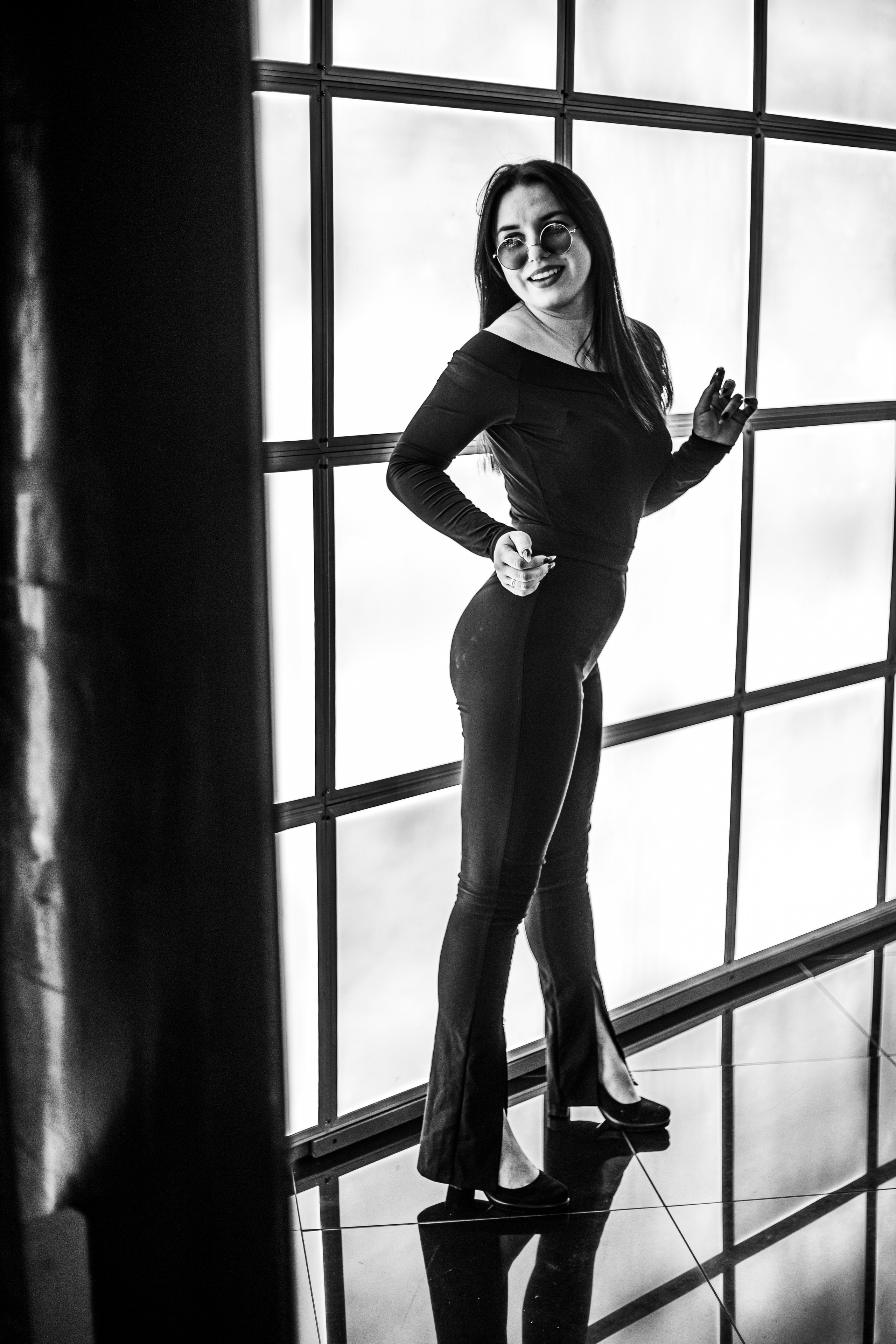 Модель отряхивает мел со штанов. Фотограф Иван Тарасов