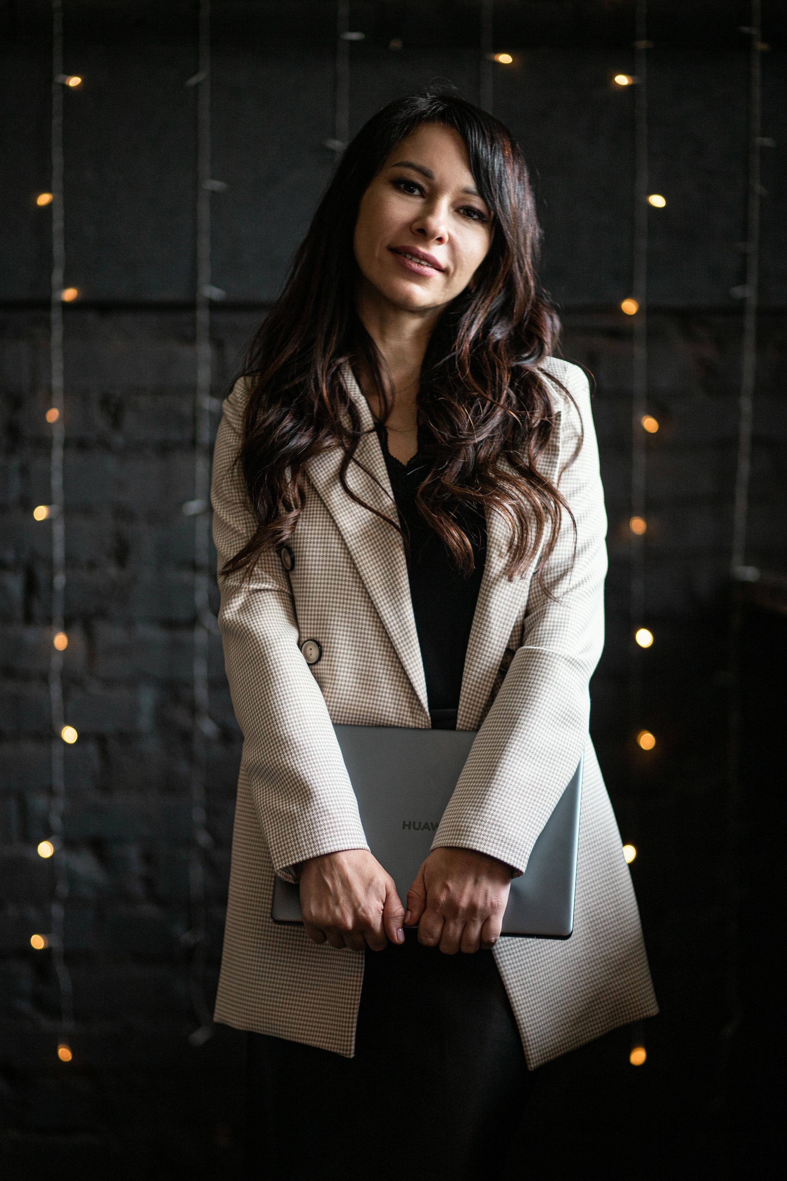 Бизнес фотография девушка с ноутбуком в руках в кафе на тёмном фоне. Фотосессия Арсеньев