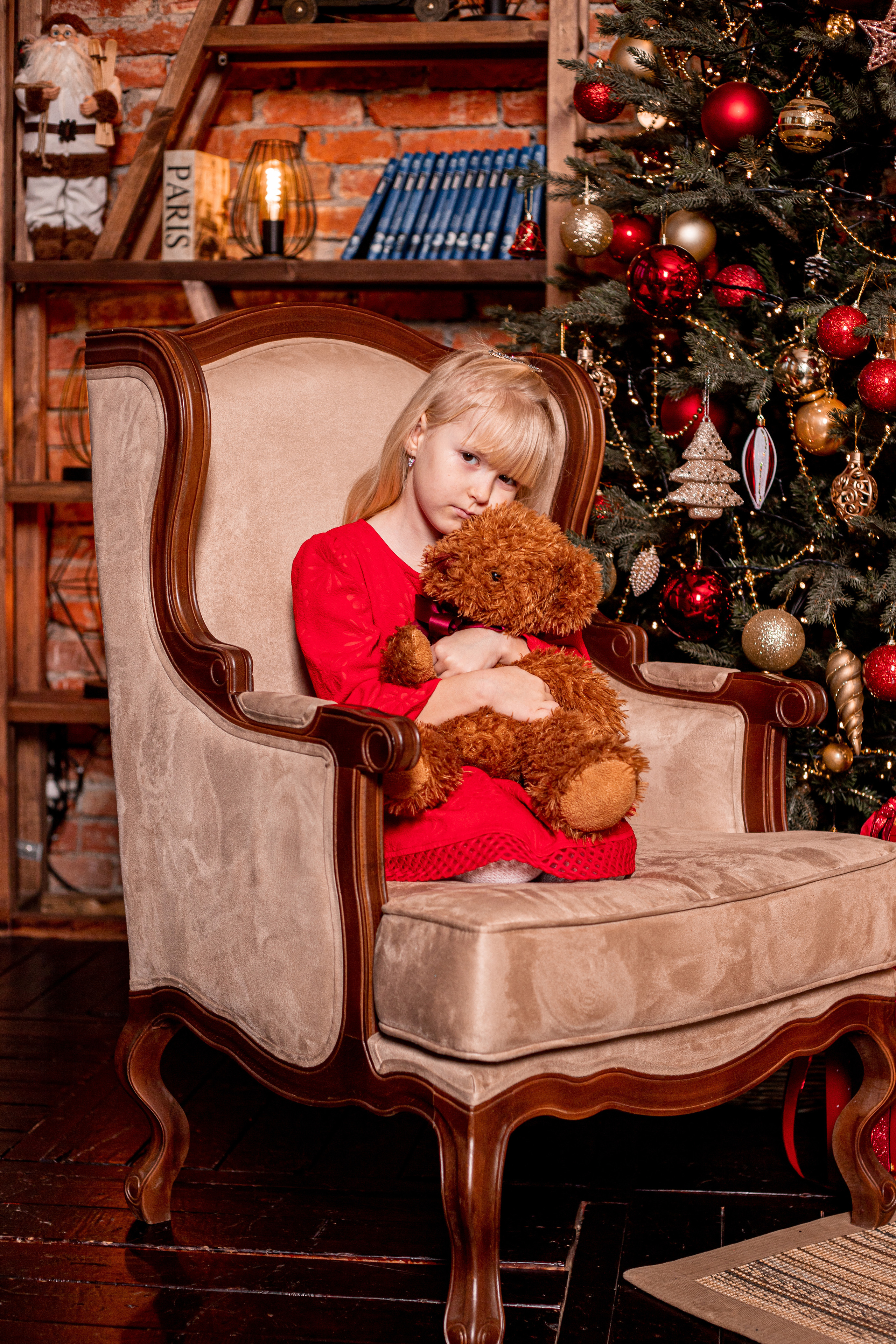 Грустная девочка в красном платье, детская фотосессия во Владивостоке