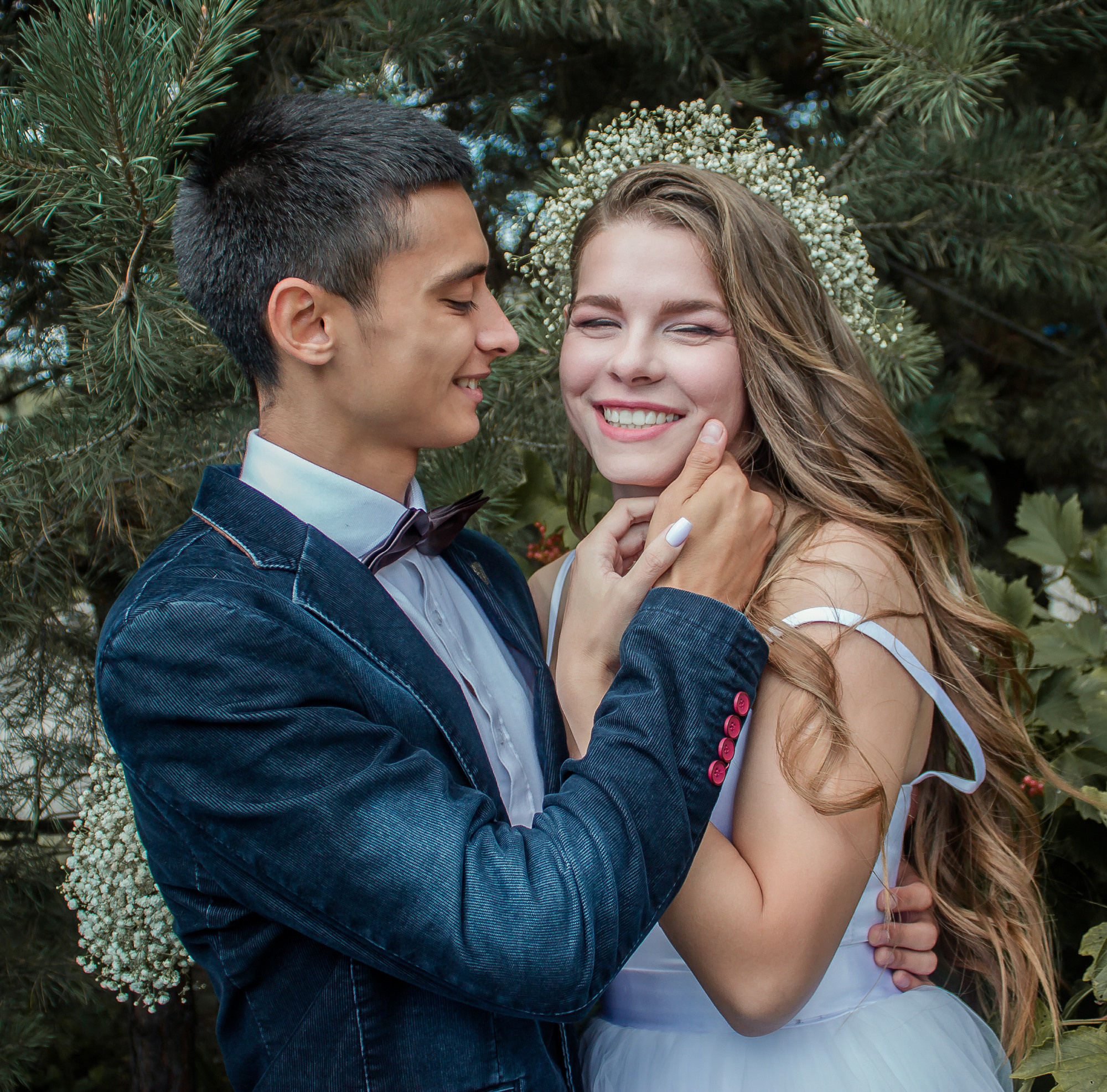 Новобрачные на фоне ёлок. Владивосток. Фотограф Иван Тарасов