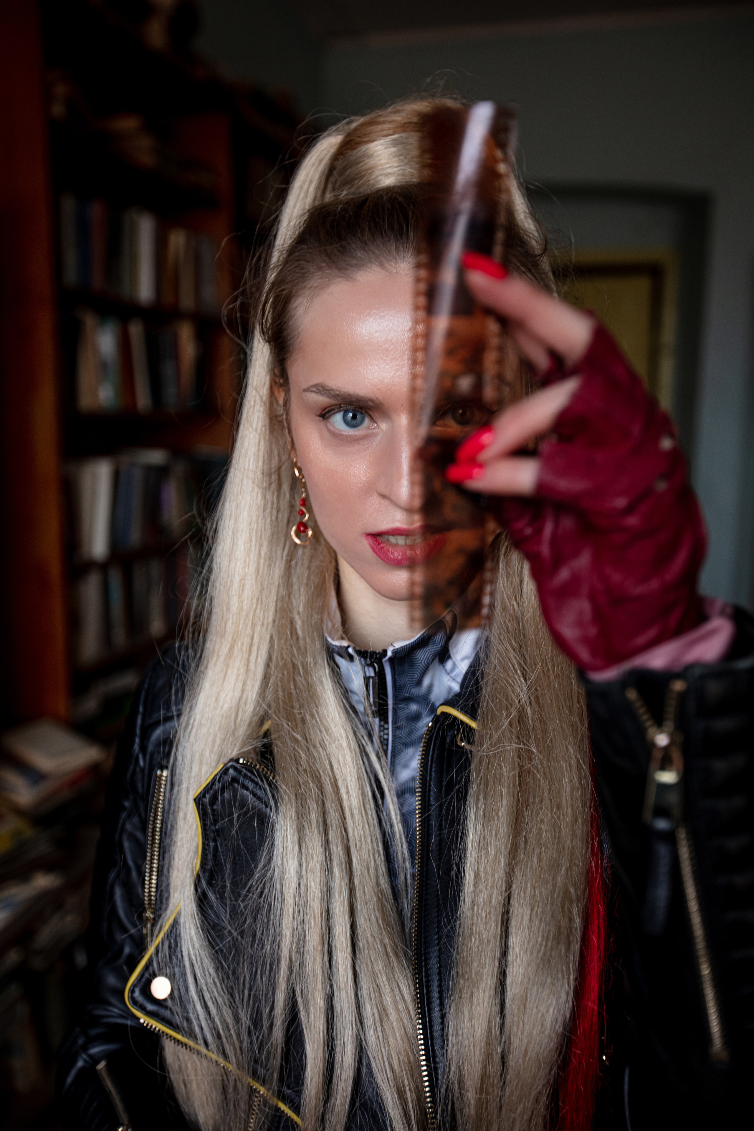 Фотосессия "Рокерша в заброшенной библиотеке" во Владивостоке