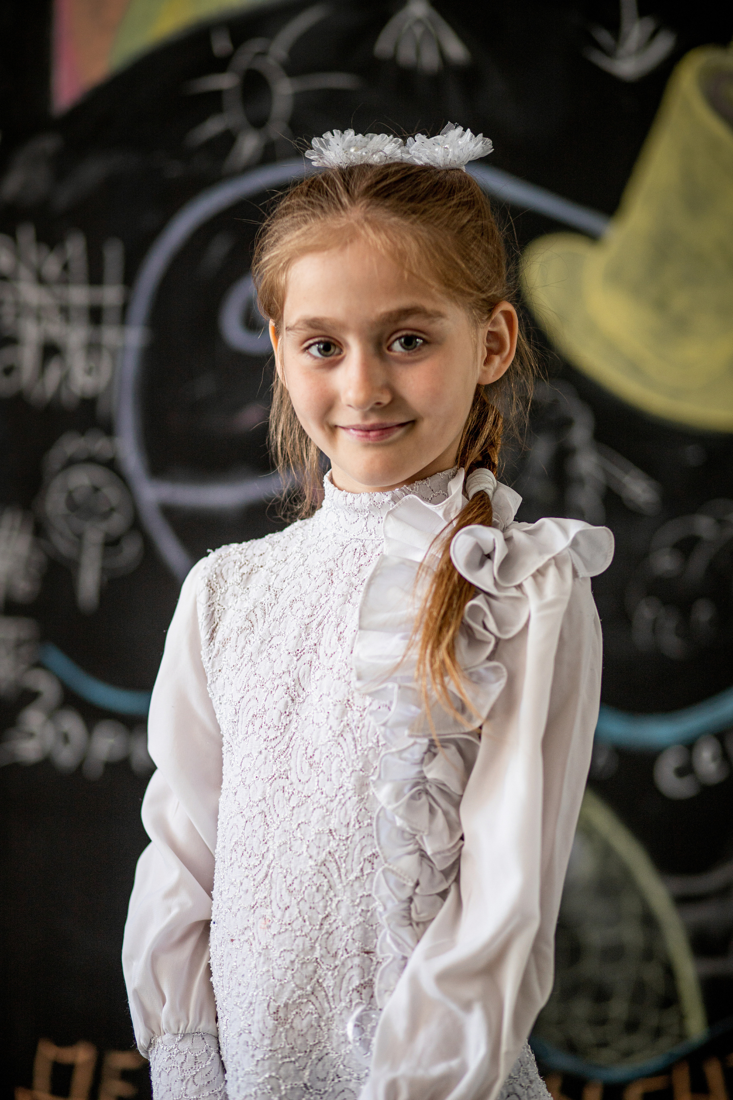 Школьная фотография милая девочка на фоне доски