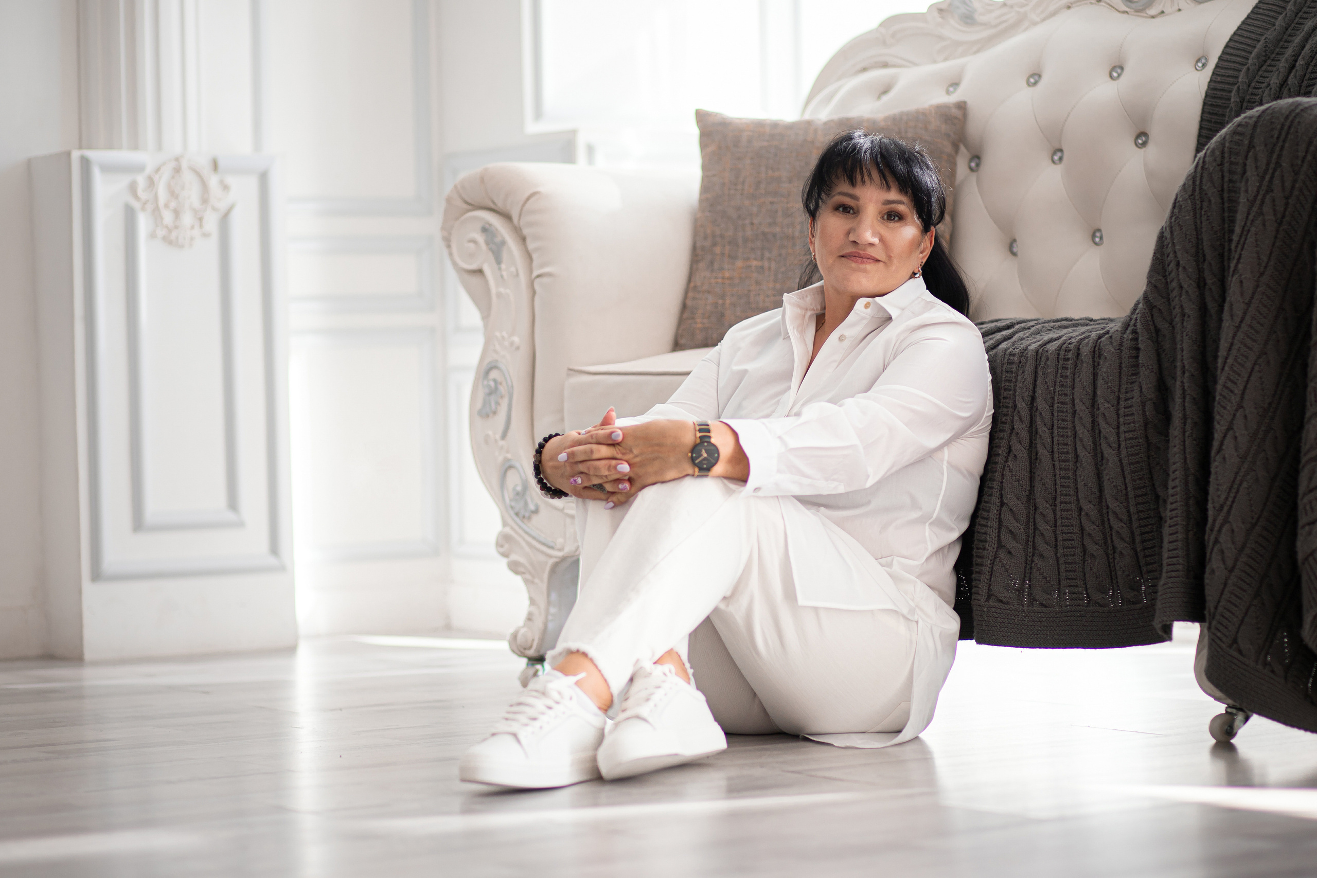 Женщина с чёрными длинными фотосессия в фотостудии Владивосток