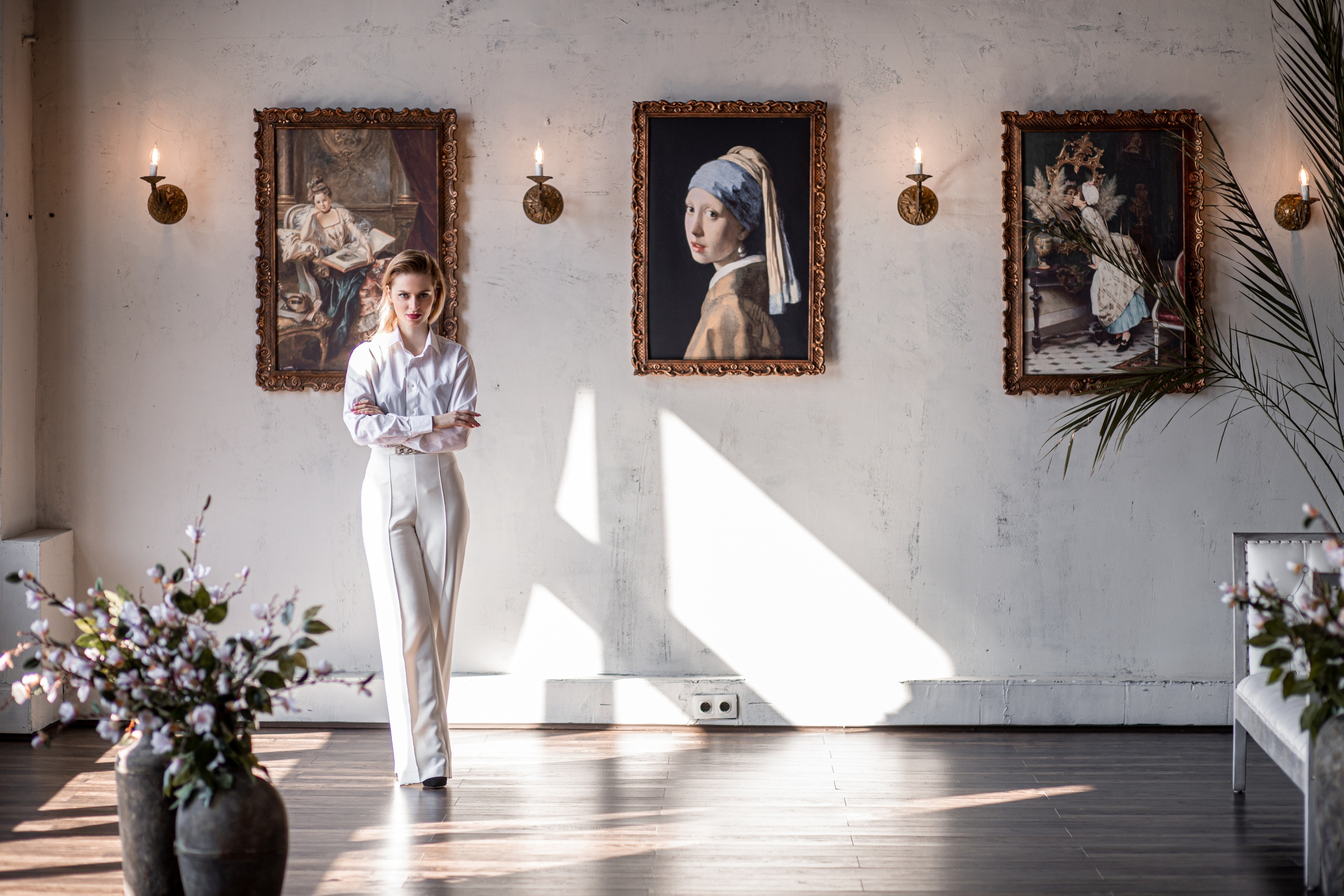 Стройная девушка в светлой студии на фоне картин в студии Dveri фотосессия во Владивостоке