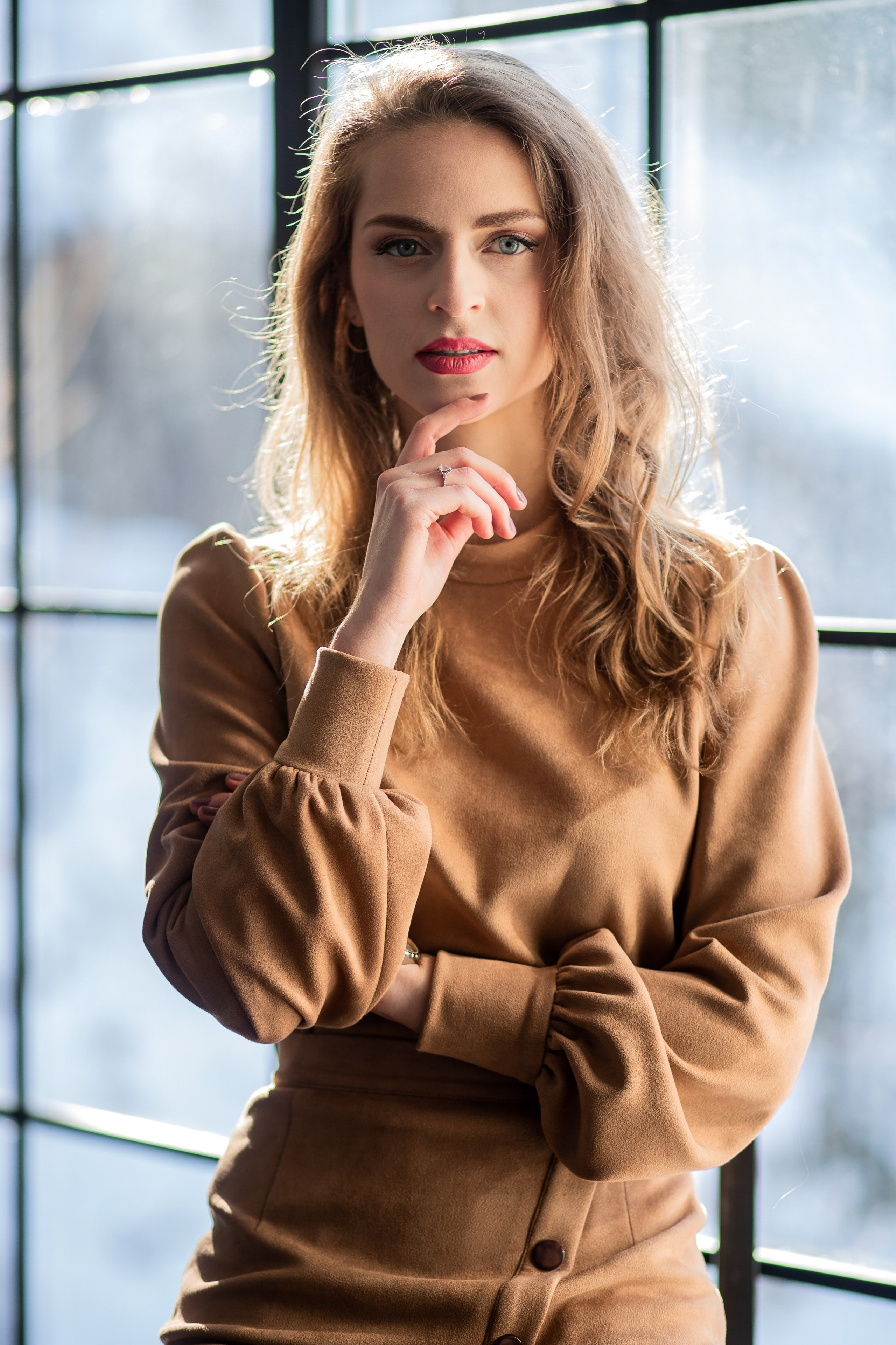 Утончённая модель на фоне больших окон во Владивостоке фотосессия