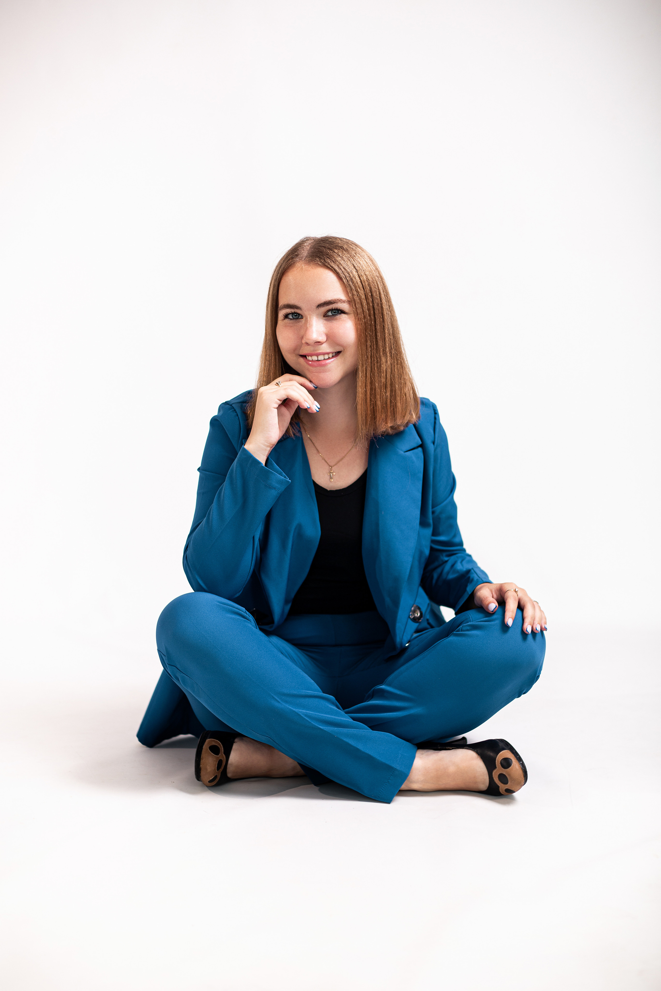 Девушка в строгом костюме. Бизнес фотосессия Владивосток