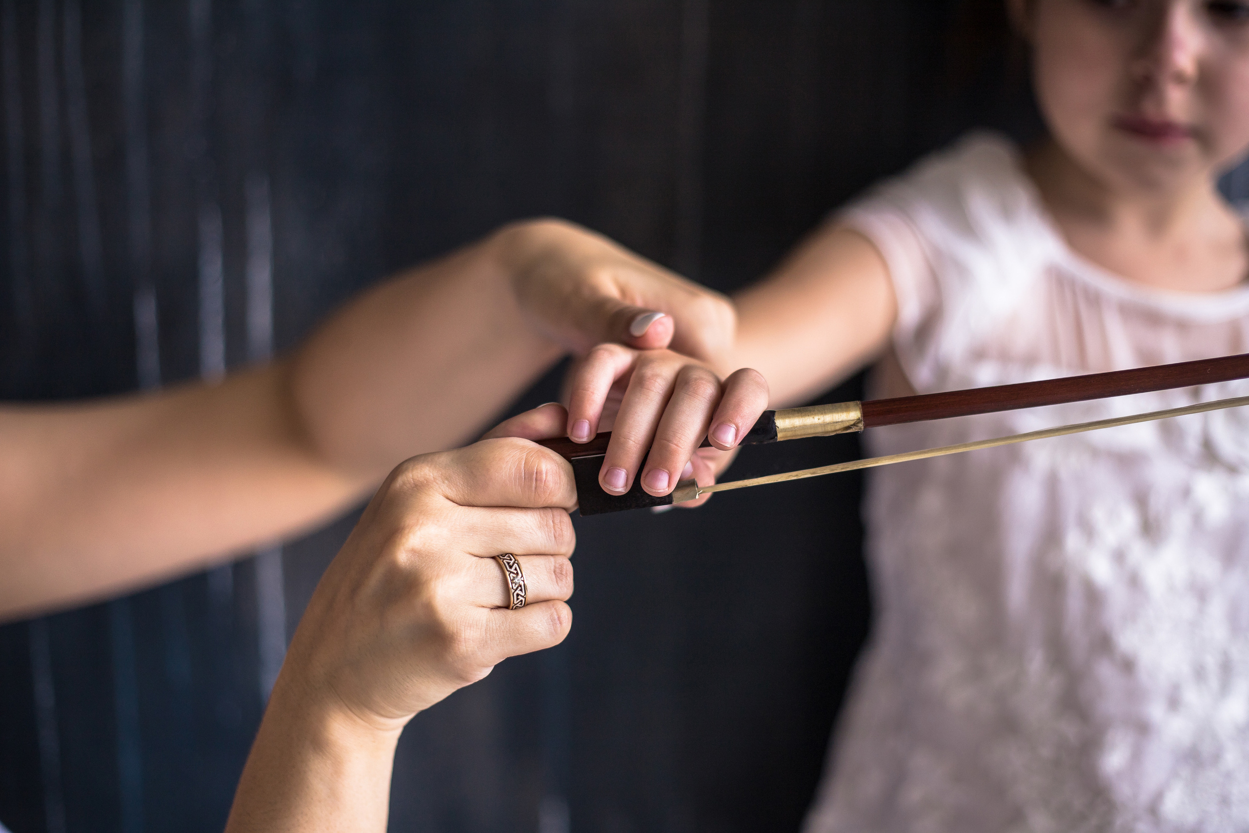 Девочка учится держать смычок. Детская фотосессия во Владивостоке