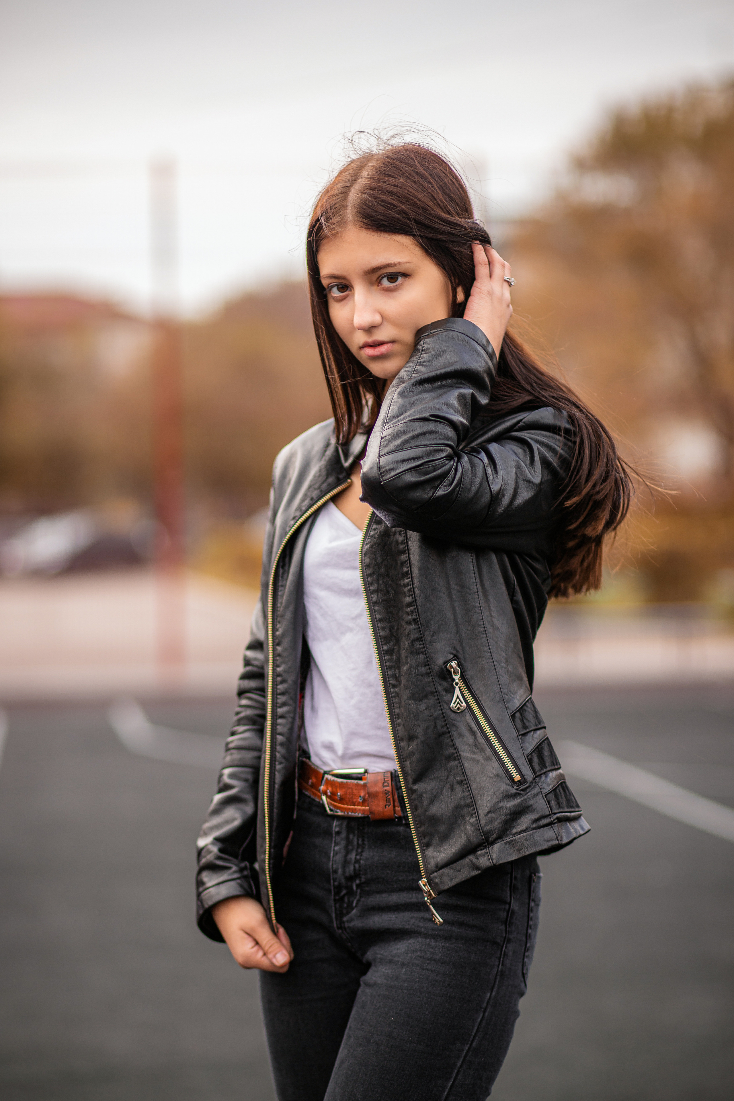 Школьная фотография на спортивной площадке в кожаной куртке. Фотосессия во Владивостоке