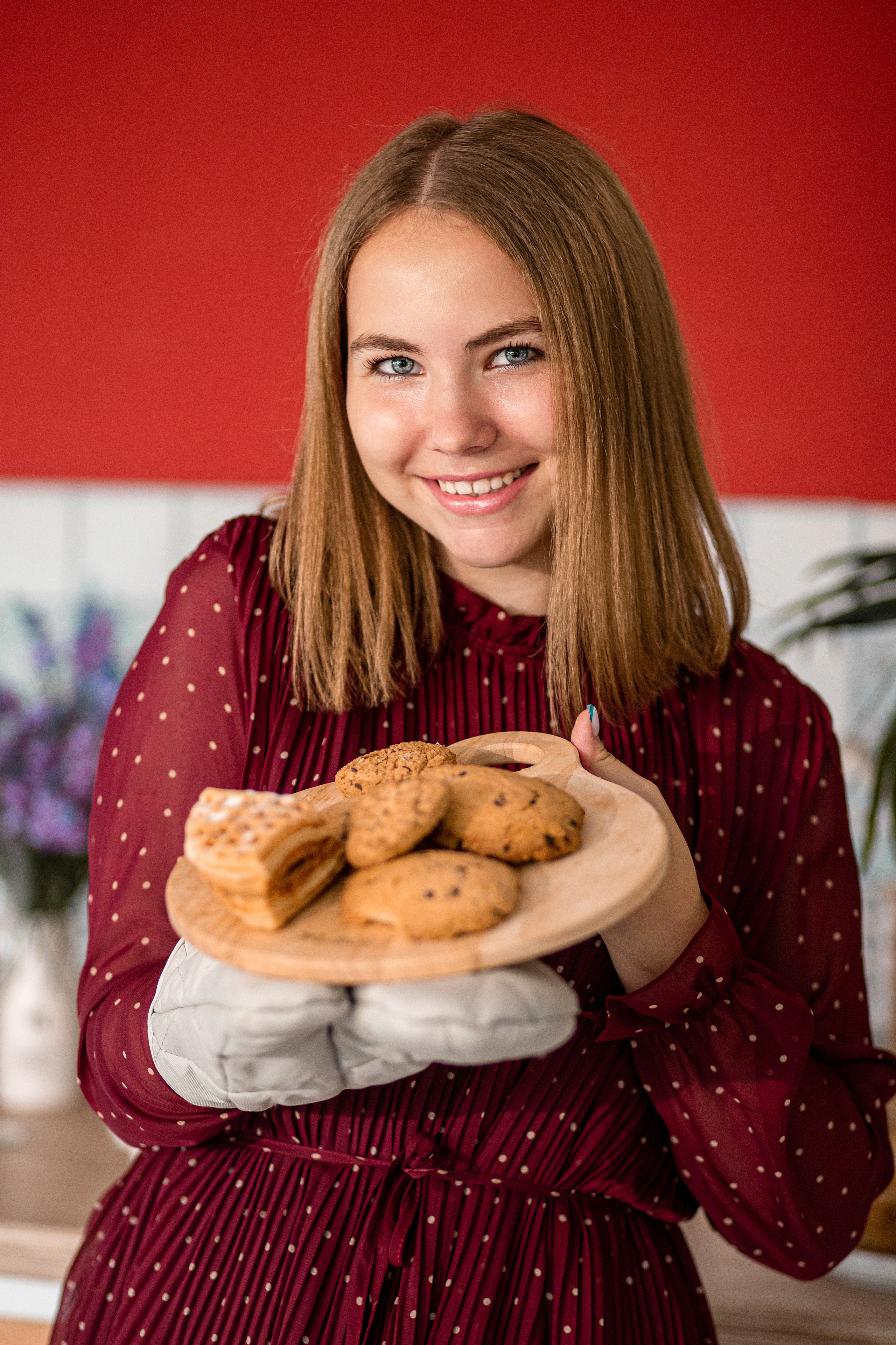 Девушка испекла печенье. Фотосессия Владивосток