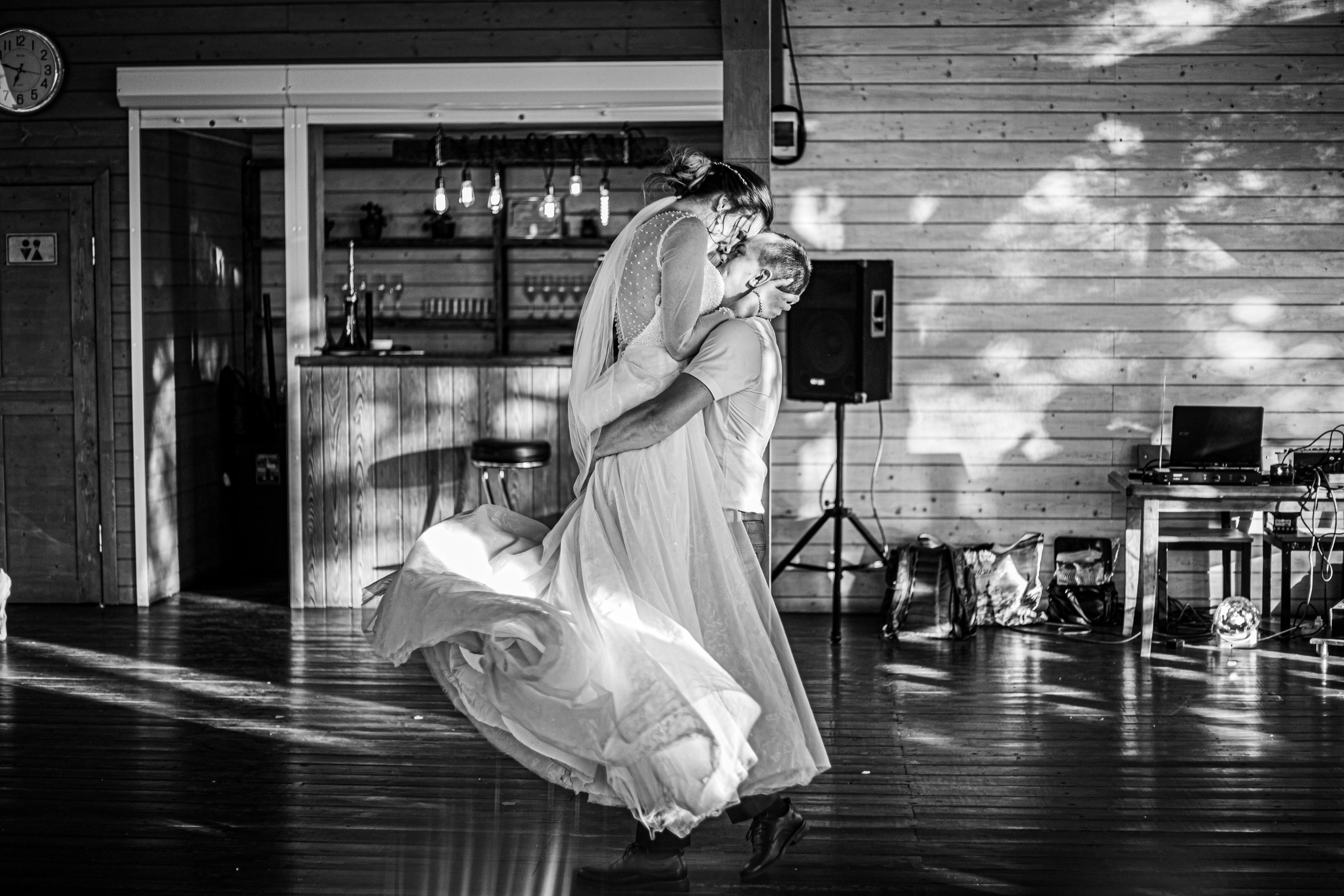 Страстный поцелуй во время первого танца молодых в чб свадебная фотосессия