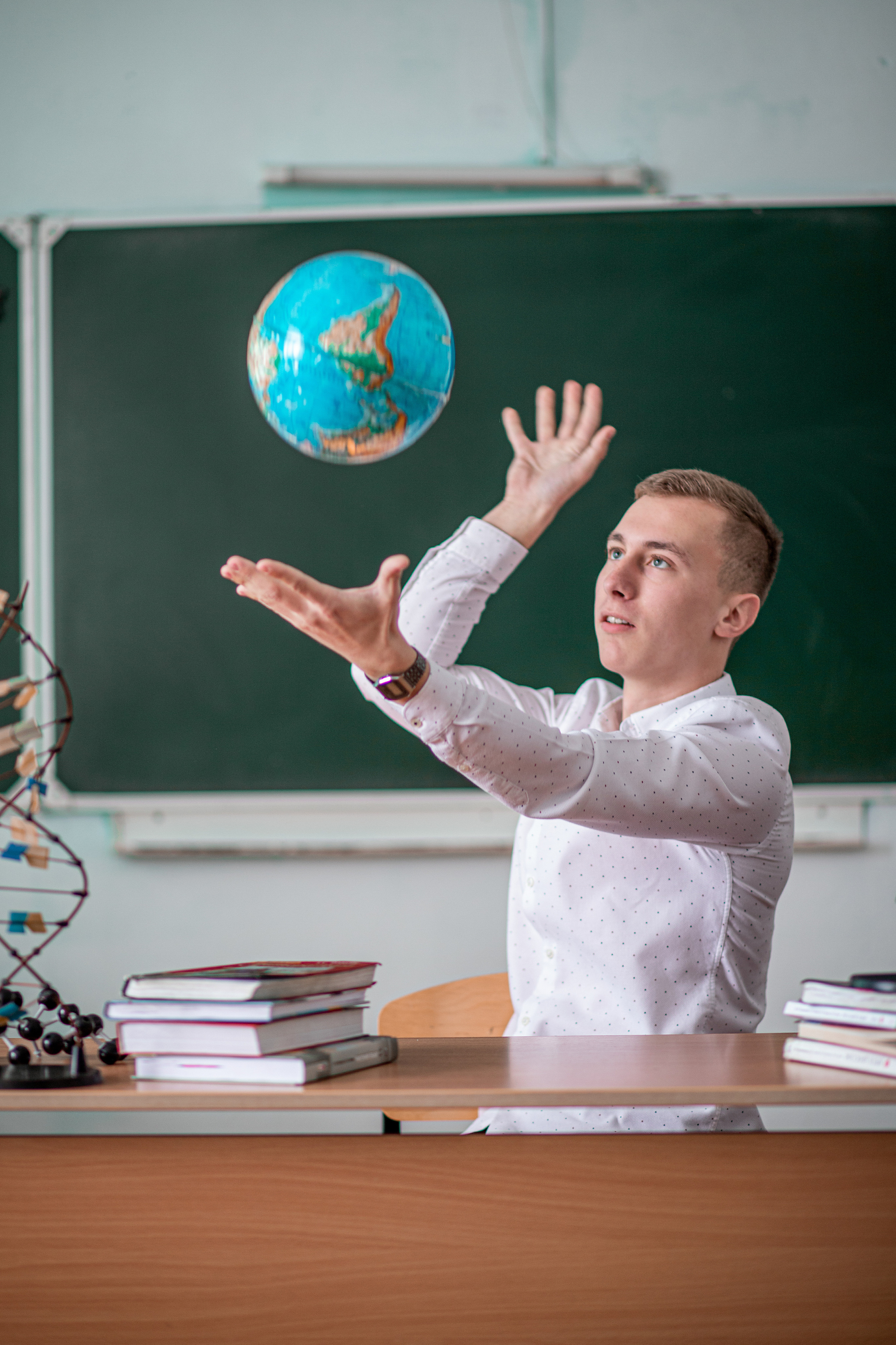 Школьная фотография он вертит землю