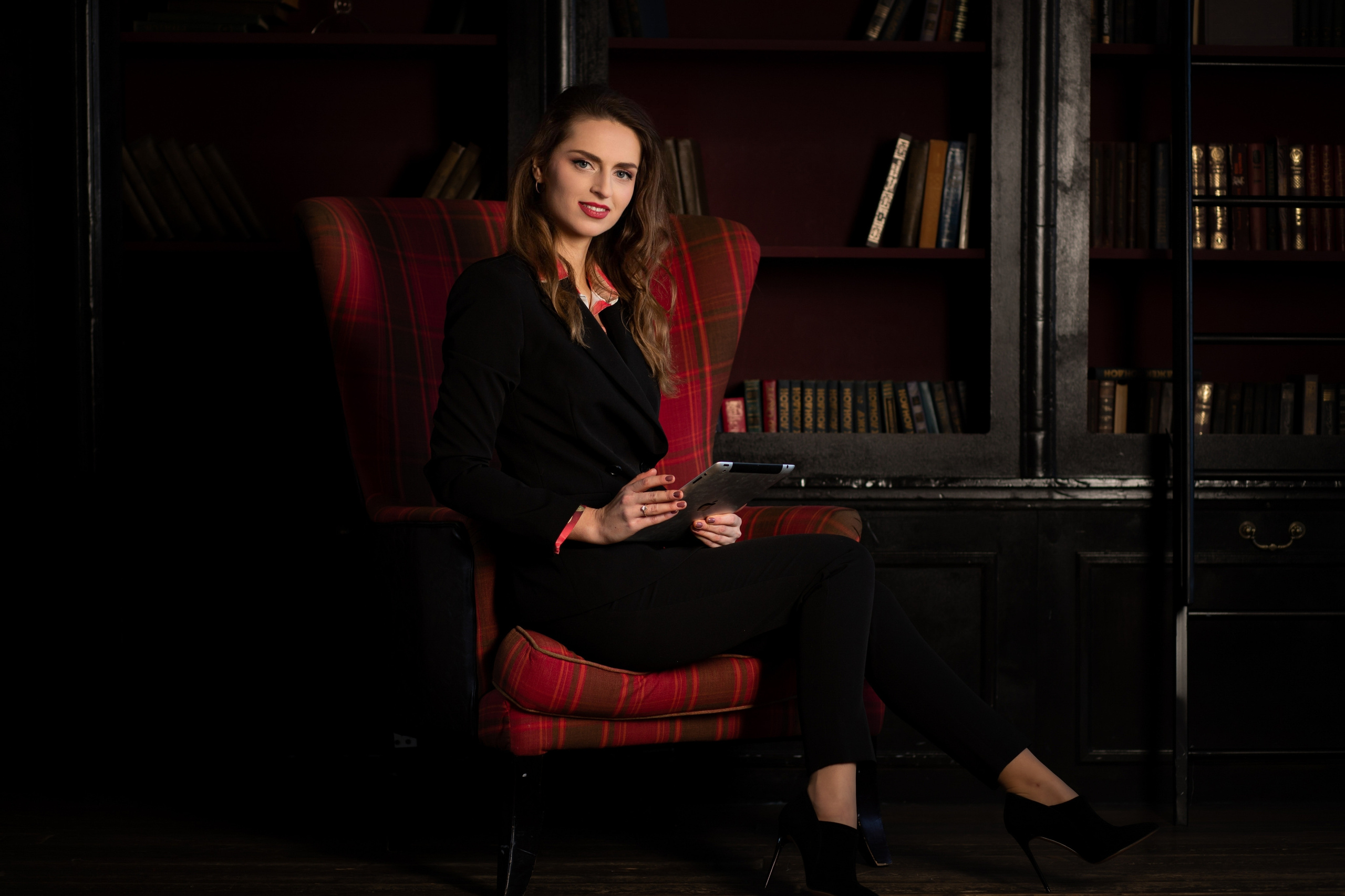 Контентная фотография девушка с планшетом в руках во Владивостоке