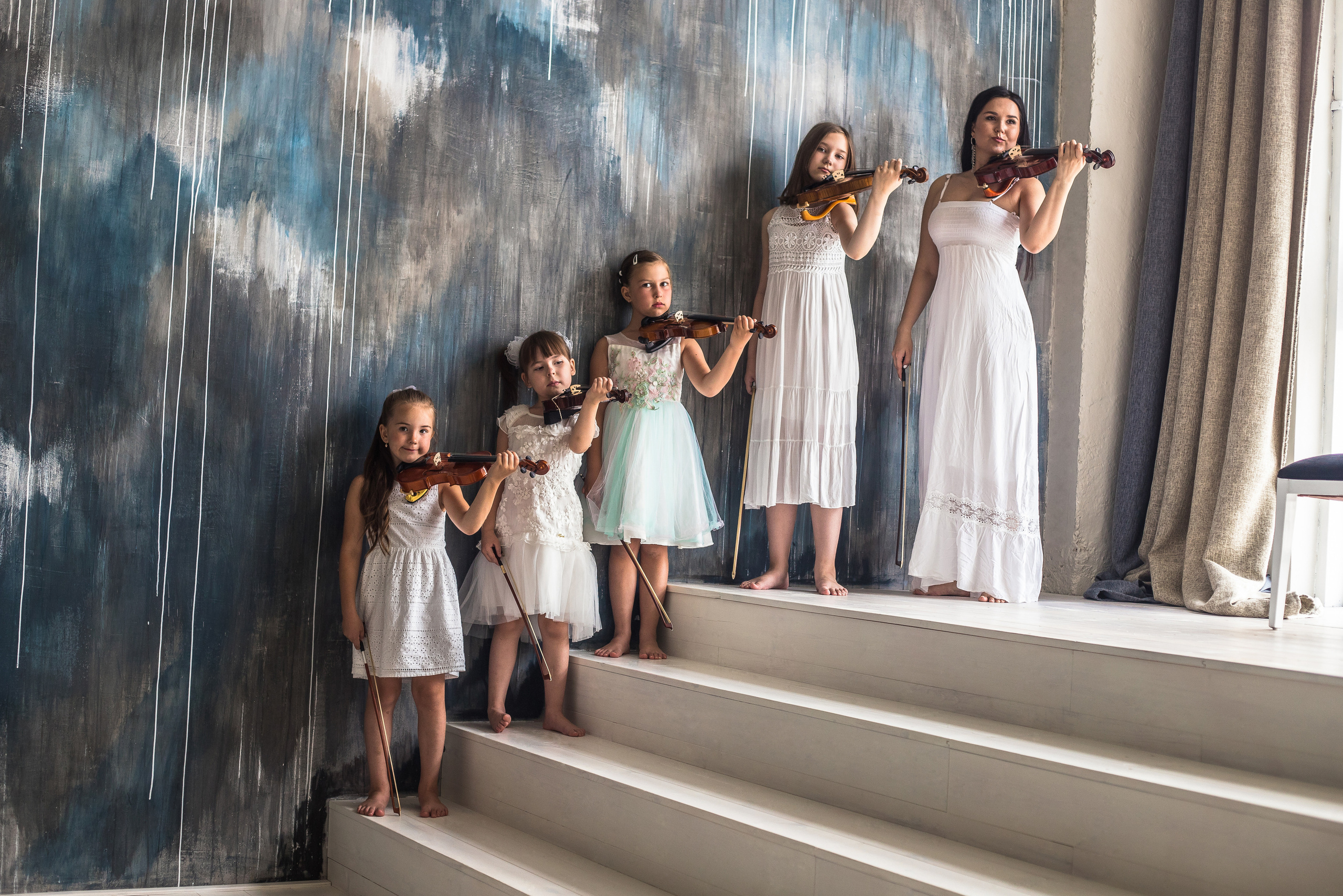 Скрипачки в белых платьях репетируют, фотосессия в фотостудии во Владивостоке