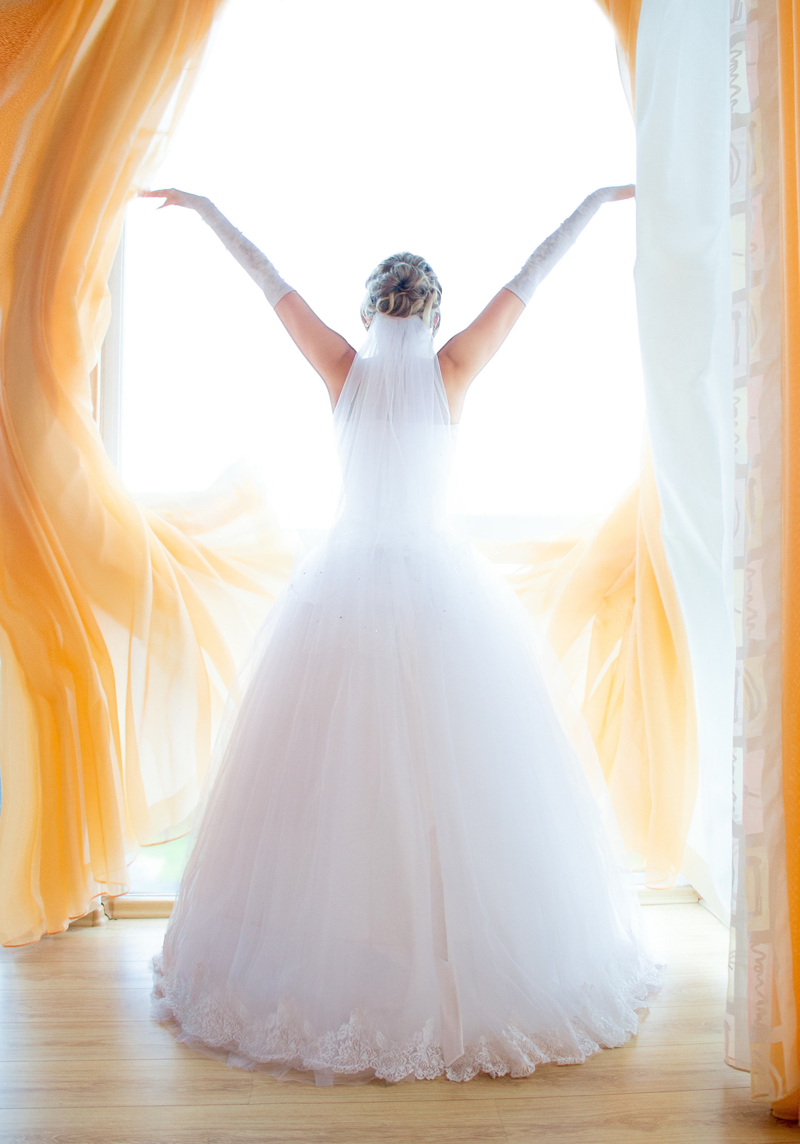 Невеста распахивает занавески в отеле Белый лебедь Владивосток Свадебная фотография