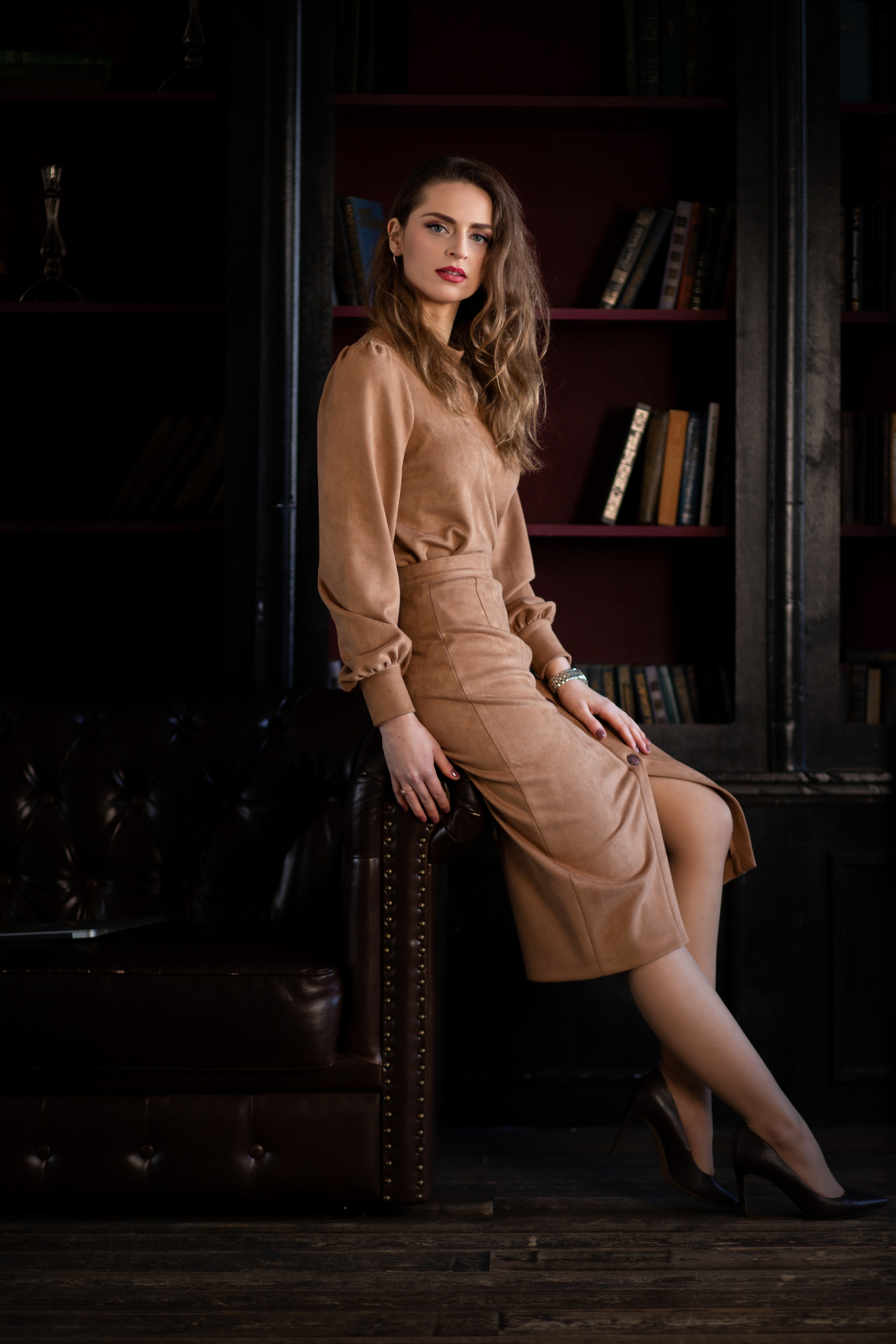 Девушка в коричневом платье бизнес фотосессия в фотостудии владивостока