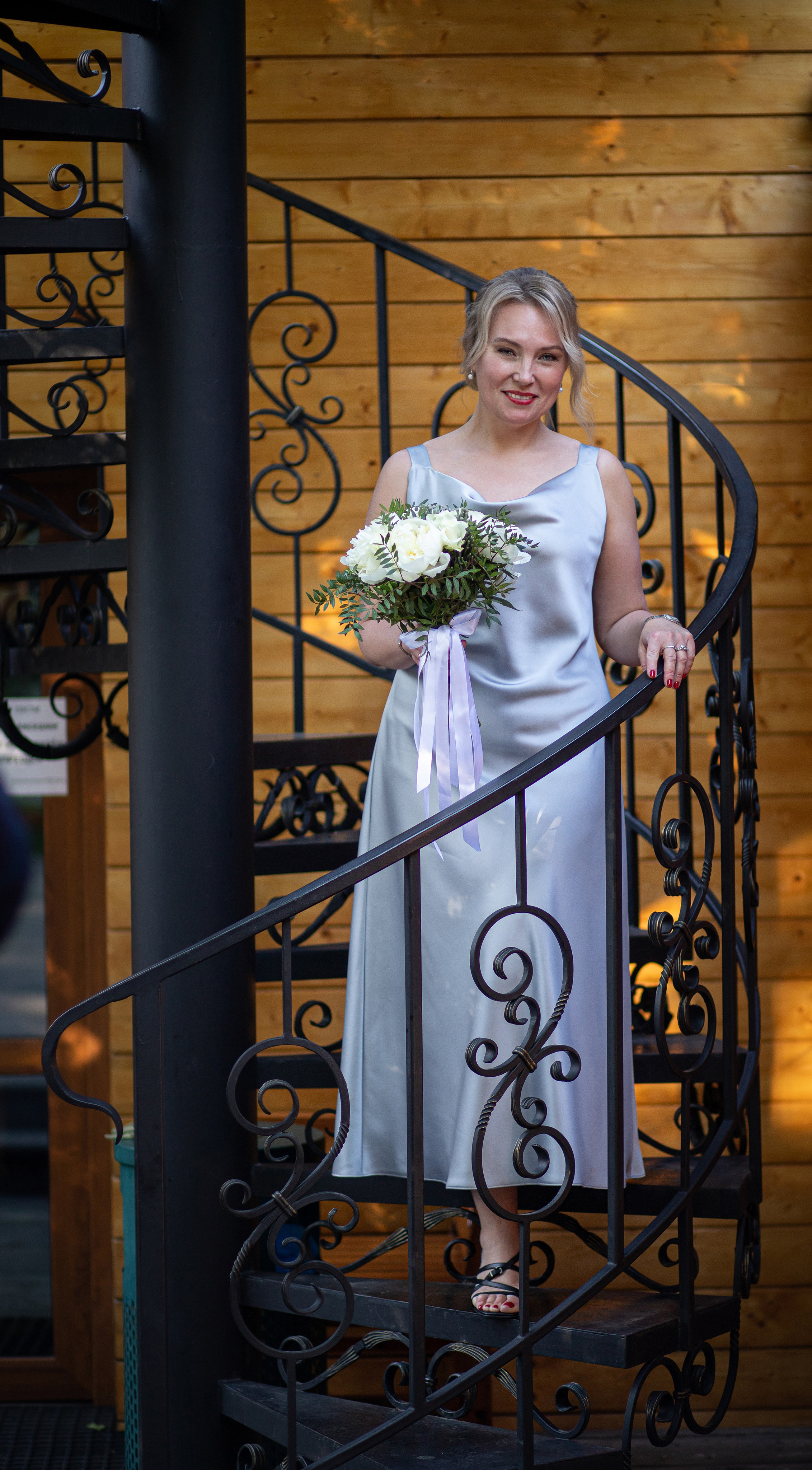 Женщина в серебряном платье серебряная свадьба юбилей во Владивостоке