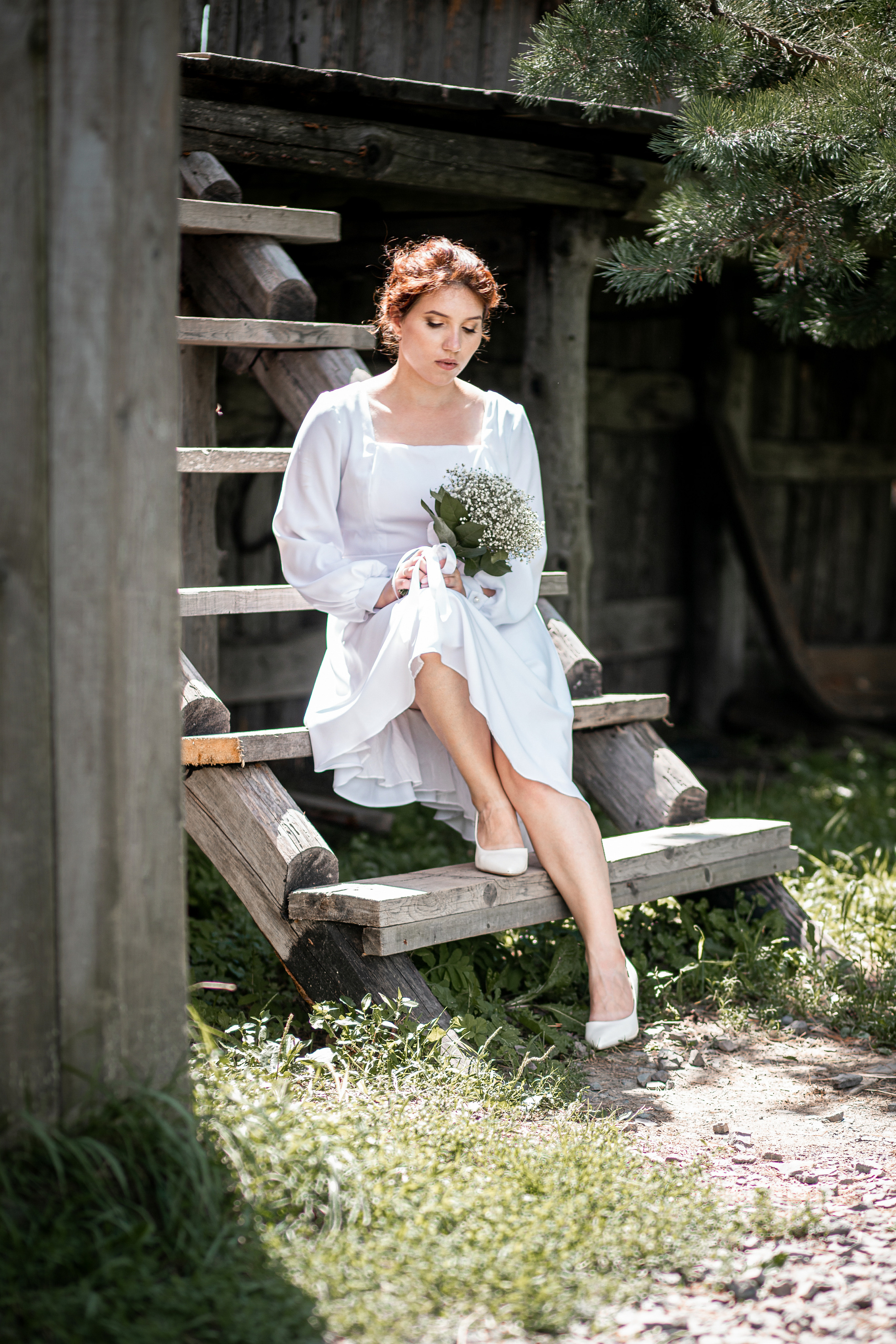 Нежная невеста на деревянной лестнице в Изумрудной долине свадебный фотограф в Уссурийске