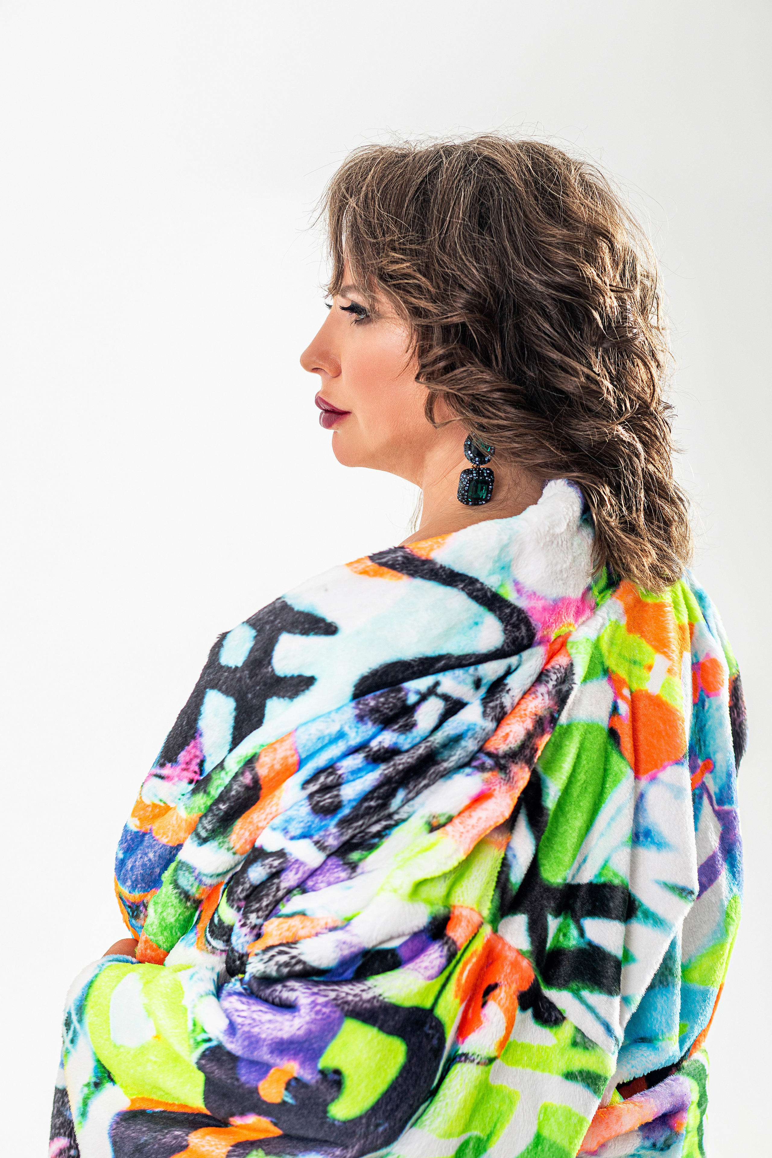 Взрослая женщина в цветном пальто. Фотосессия фотостудия Владивосток