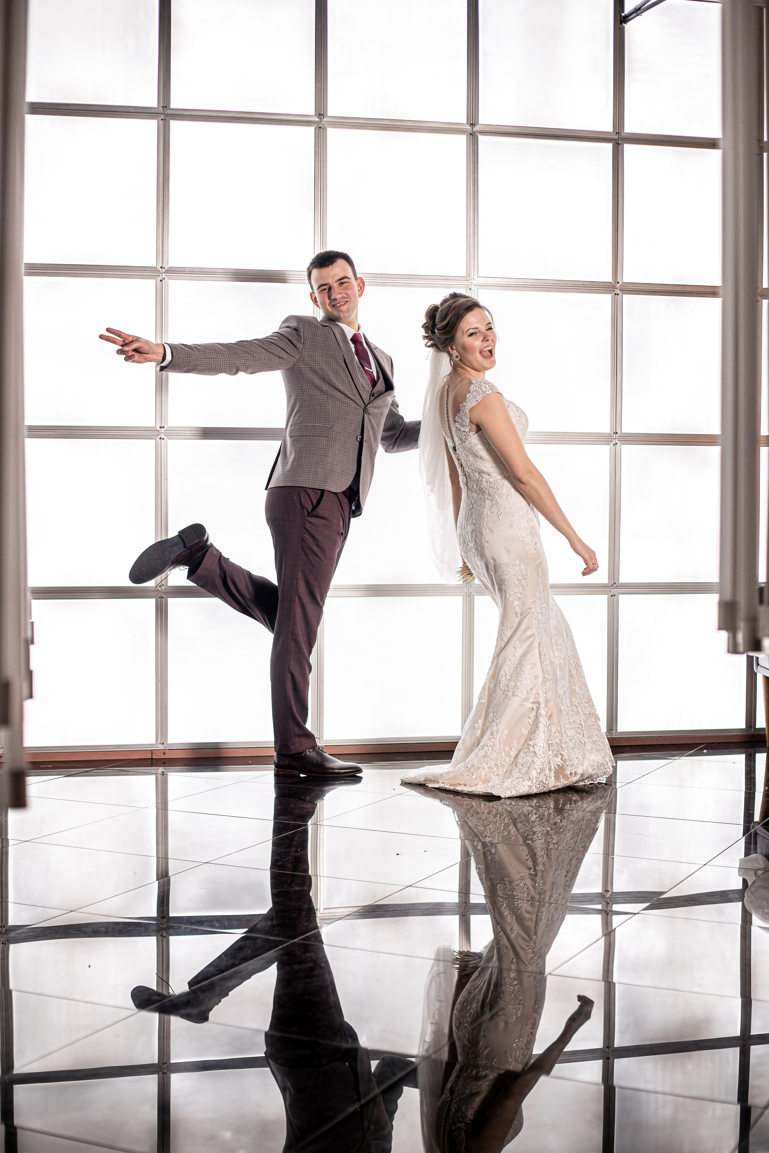 Радостные молодожёны в студии свадебный фотограф во Владивостоке