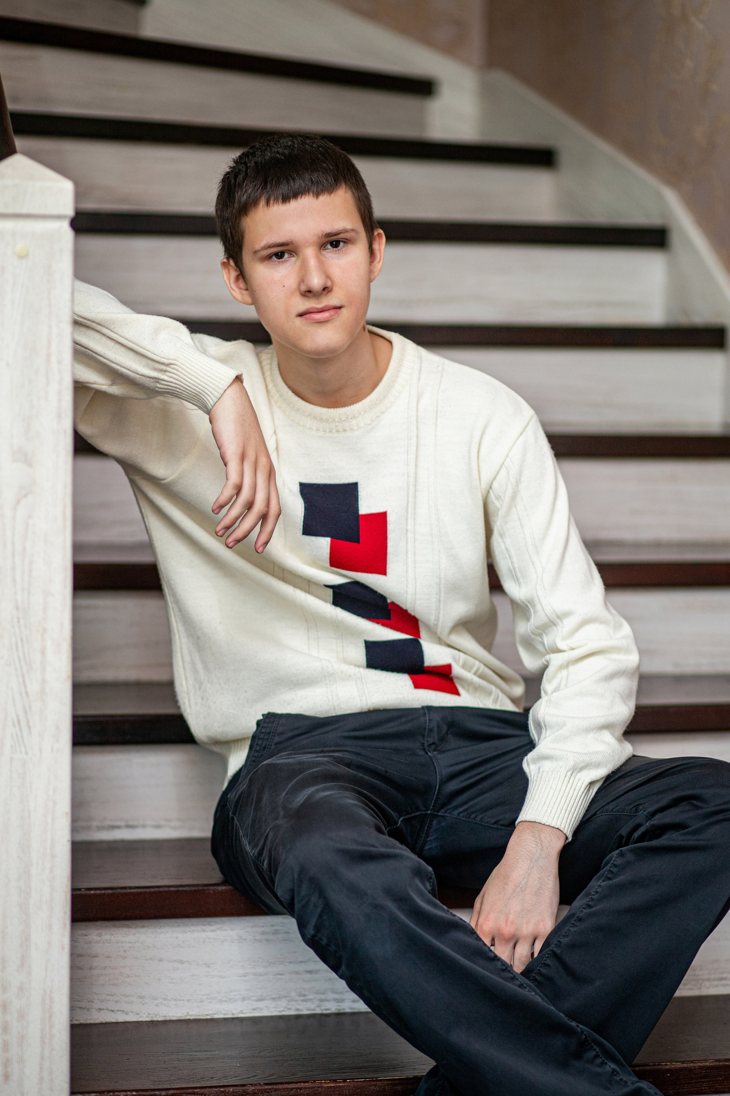 Школьная фотография парень сидит на лестнице. Спасск-Дальний