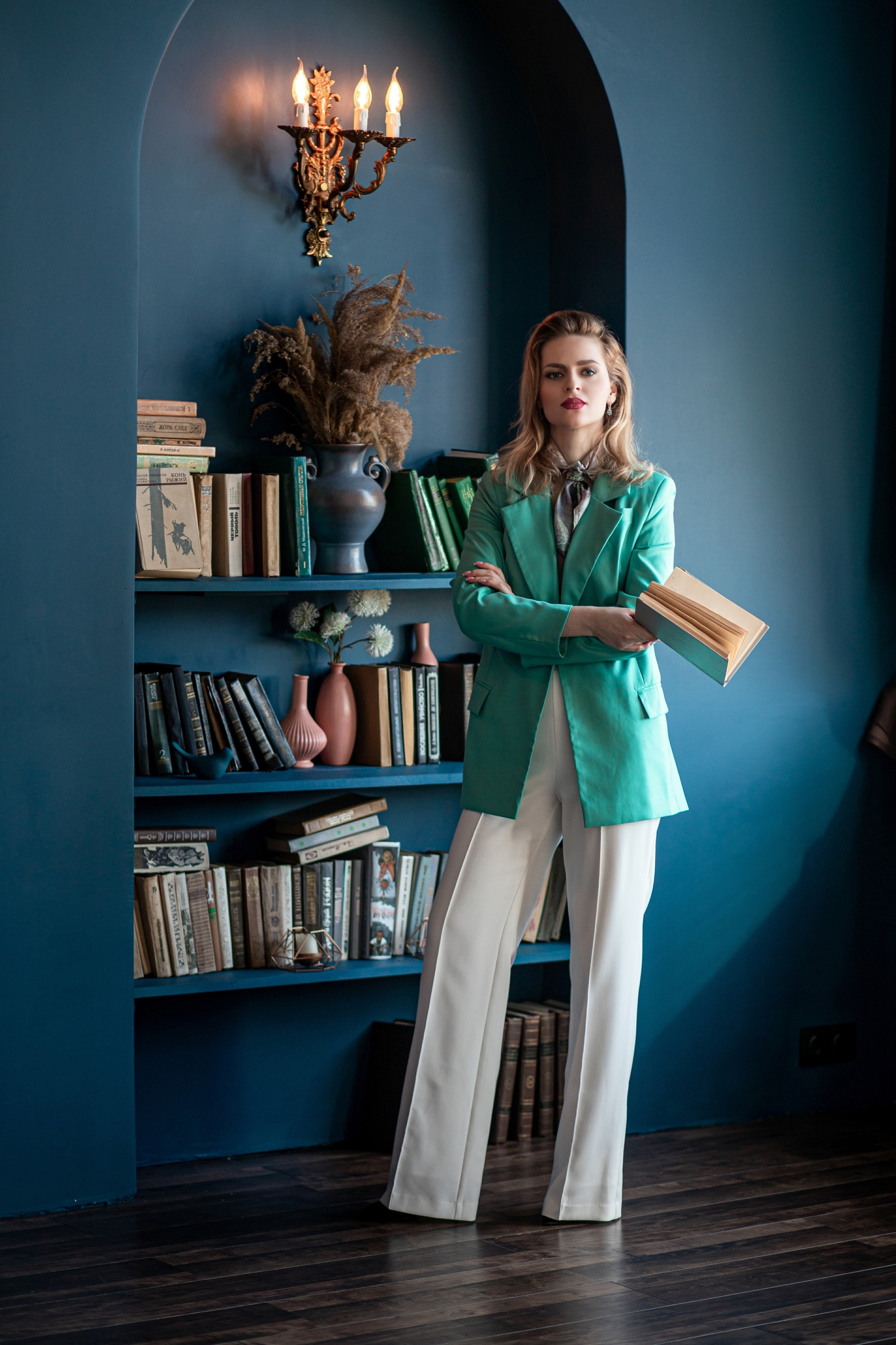 Девушка с книгой в руке. Бизнес фотосессия во Владивостоке