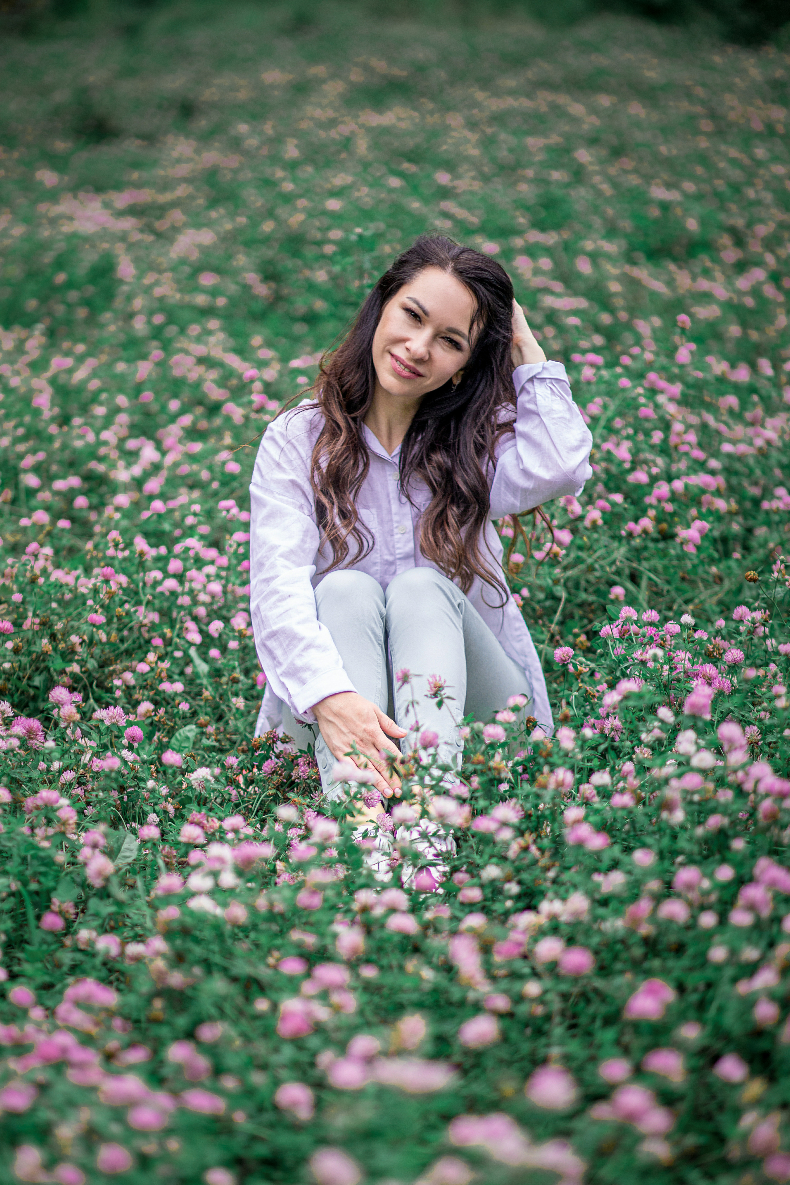 Девушка в мужской рубашке в поле клевера. Фотосессия прогулка Владивосток