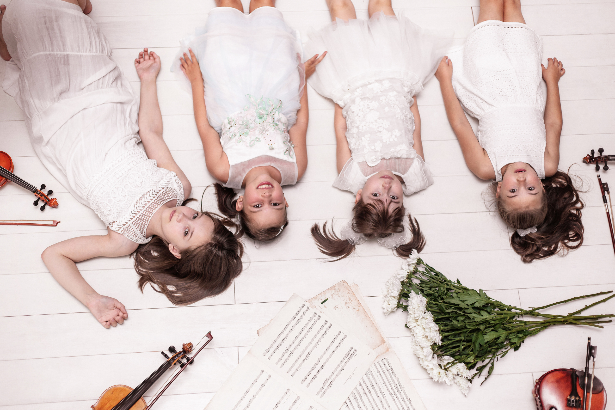 Девочки скрипачки лежат на полу. Детская фотосессия Владивосток